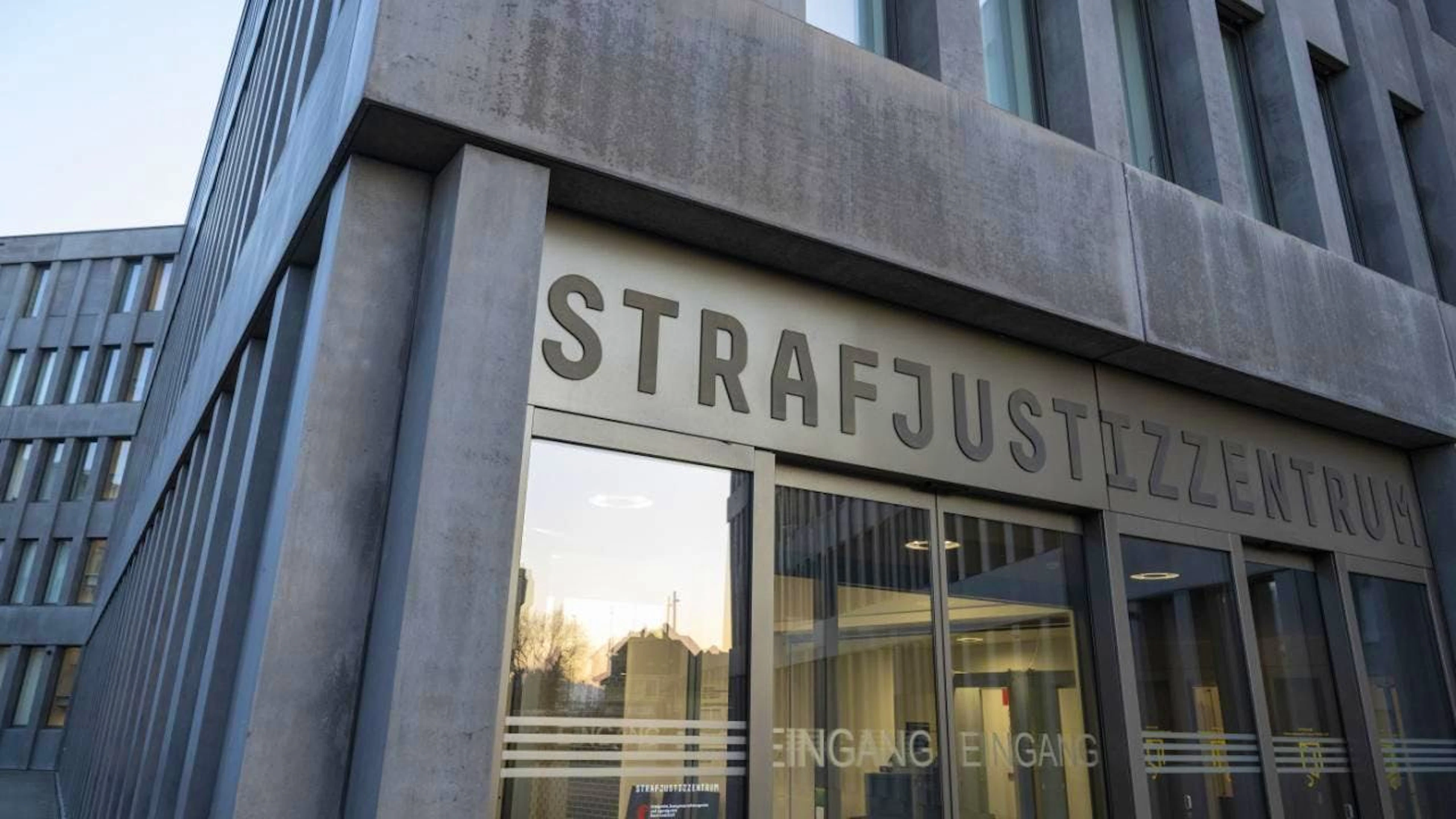 Der Prozess gegen einen 60-jährigen Schweizer, der im Jahr 2000 einen 21-jährigen Mann erschossen haben soll, begann am Montag am Baselbieter Strafgericht in Muttenz BL. (Archivbild)