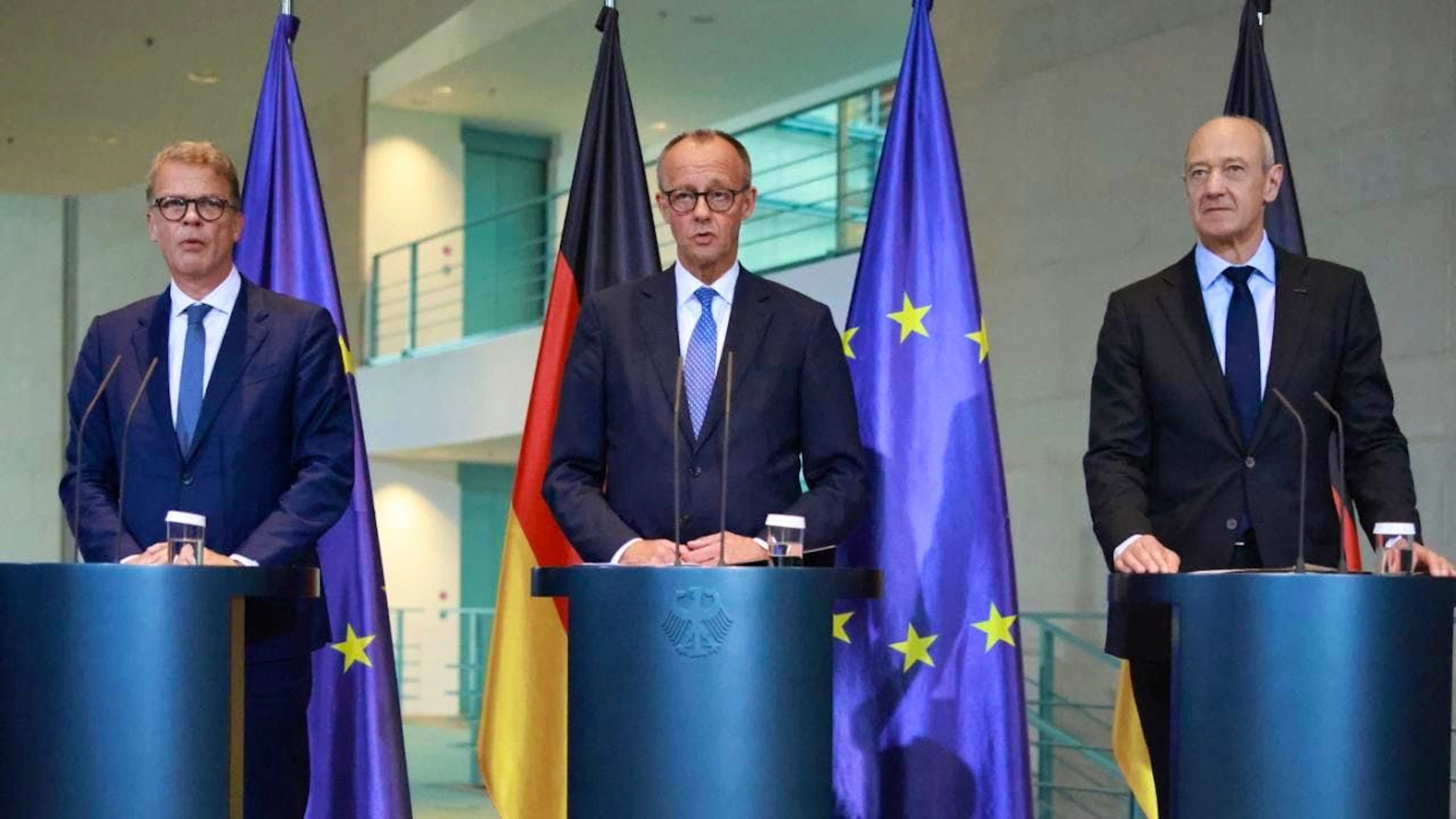 Le patron de Deutsche Bank, Christian Sewing, le chancelier allemand Friedrich Merz et le directeur général de Siemens Roland Busch (de g. à d.) ont présenté l'initiative lundi à Berlin (photo).