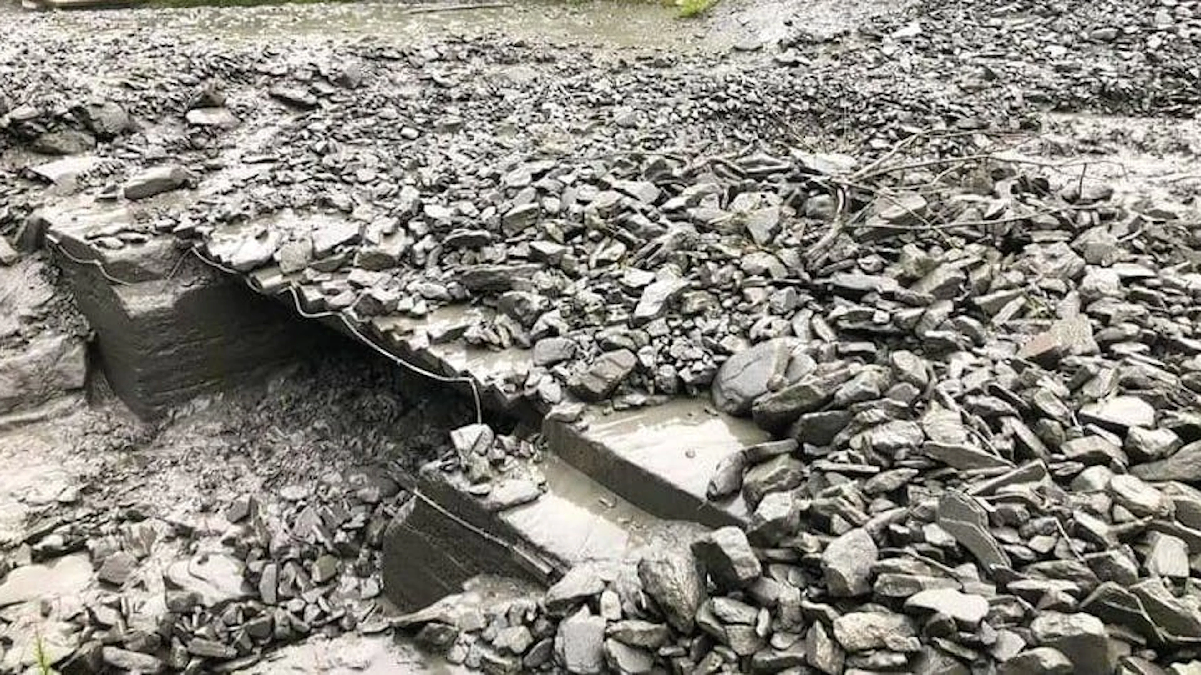 Deux ponts dits «fusibles», conçus pour céder en cas de crues extrêmes, ont été emportés ou fortement endommagés, perturbant la circulation sur cet axe.