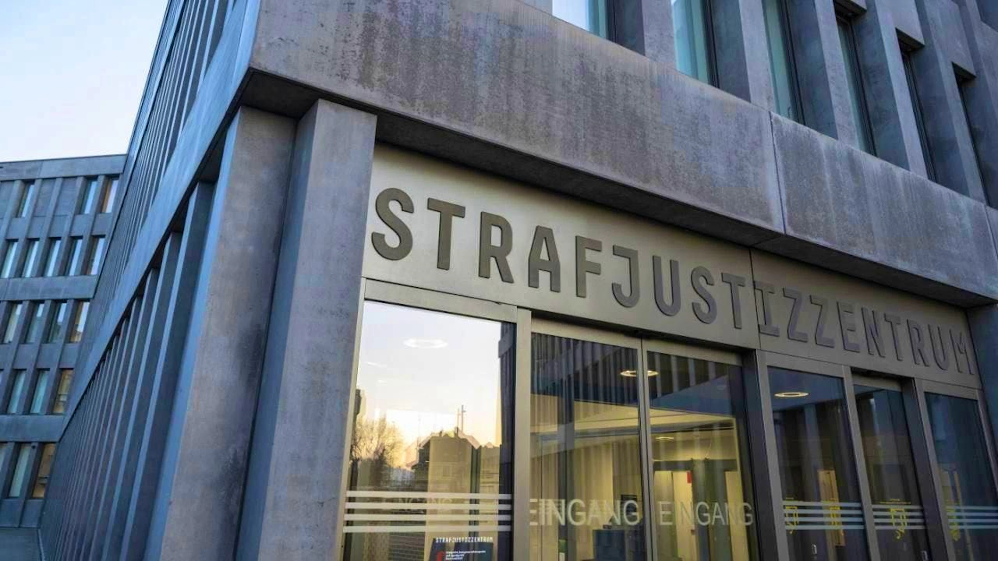 The trial of a 60-year-old Swiss man who allegedly shot and killed a 21-year-old man in 2000 began on Monday at the criminal court in Muttenz BL. (archive picture)