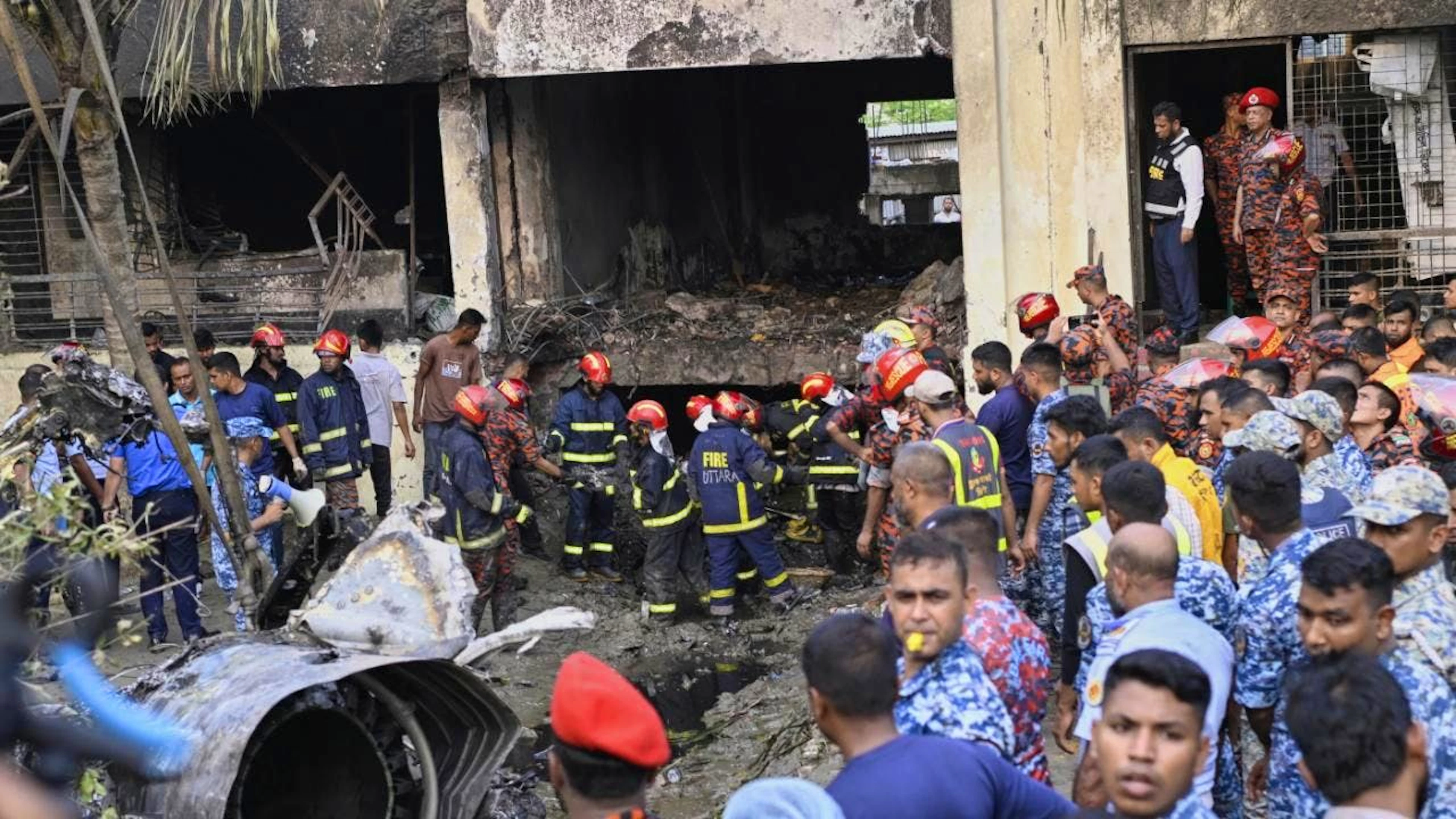 I vigili del fuoco impegnati nel luogo dove si è schiantato l'aereo dell'Aeronautica miliatre del Bangladesh.