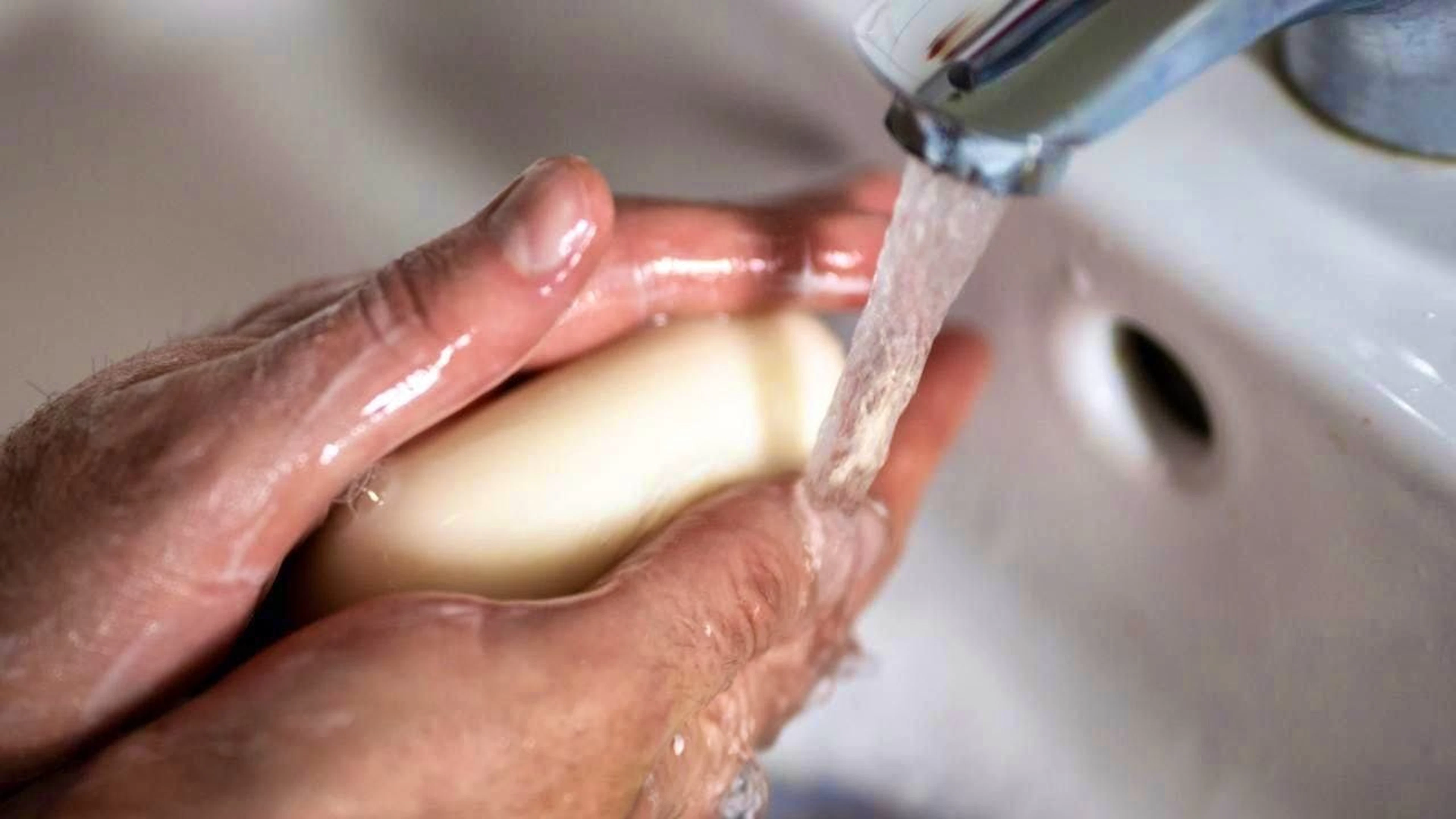 Secondo uno studio, un numero sorprendente di persone si astiene dal lavarsi le mani nei bagni pubblici degli ospedali. (immagine d'archivio)