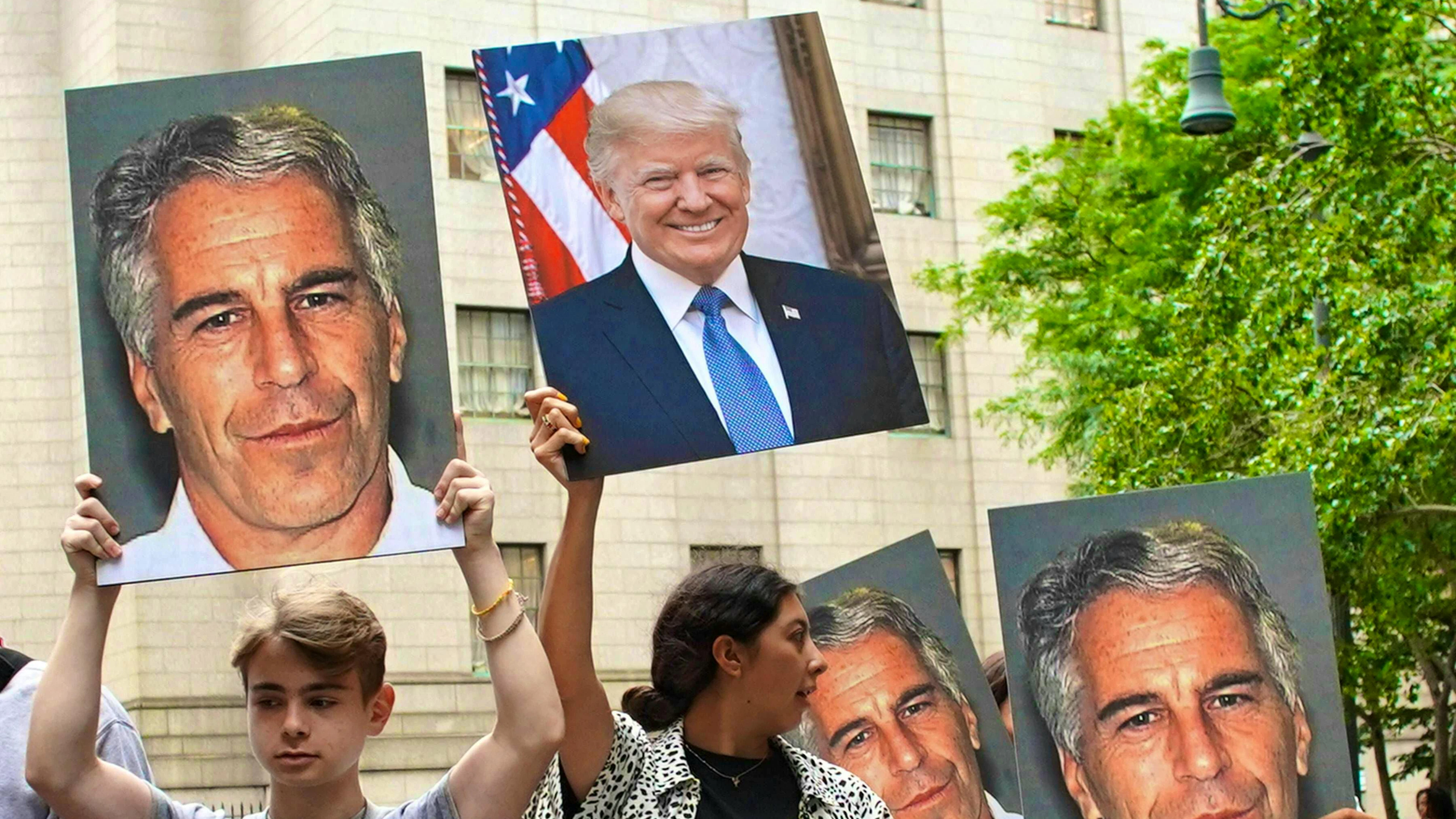 Si conoscevano, si sono incontrati: Donald Trump non si libererà presto del caso Jeffrey Epstein.