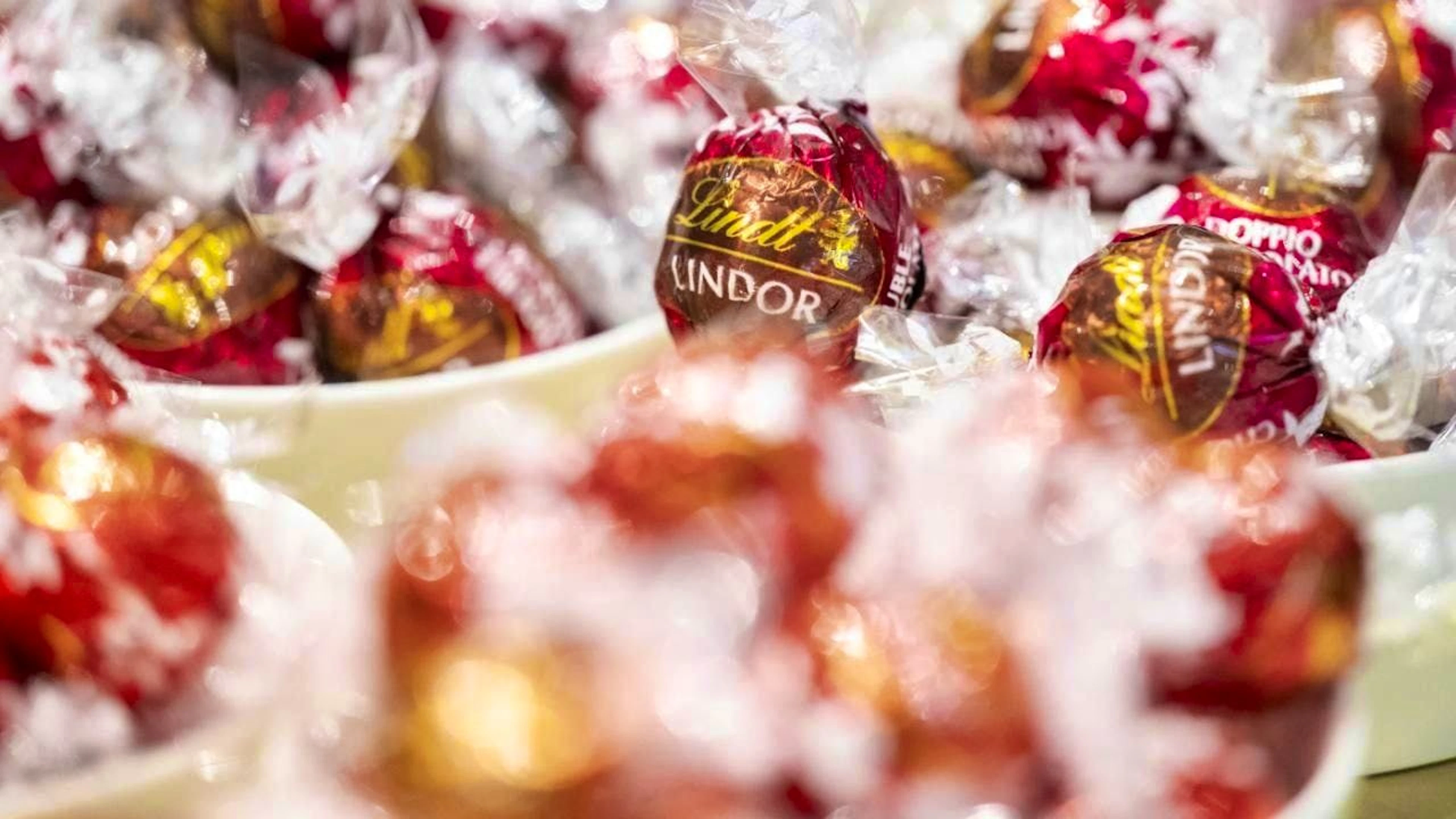 Chocolate manufacturer Lindt & Sprüngli significantly increased its sales in the first half of 2025 and raised its forecast for the year. Meanwhile, the operating margin fell due to legal costs.(archive image)