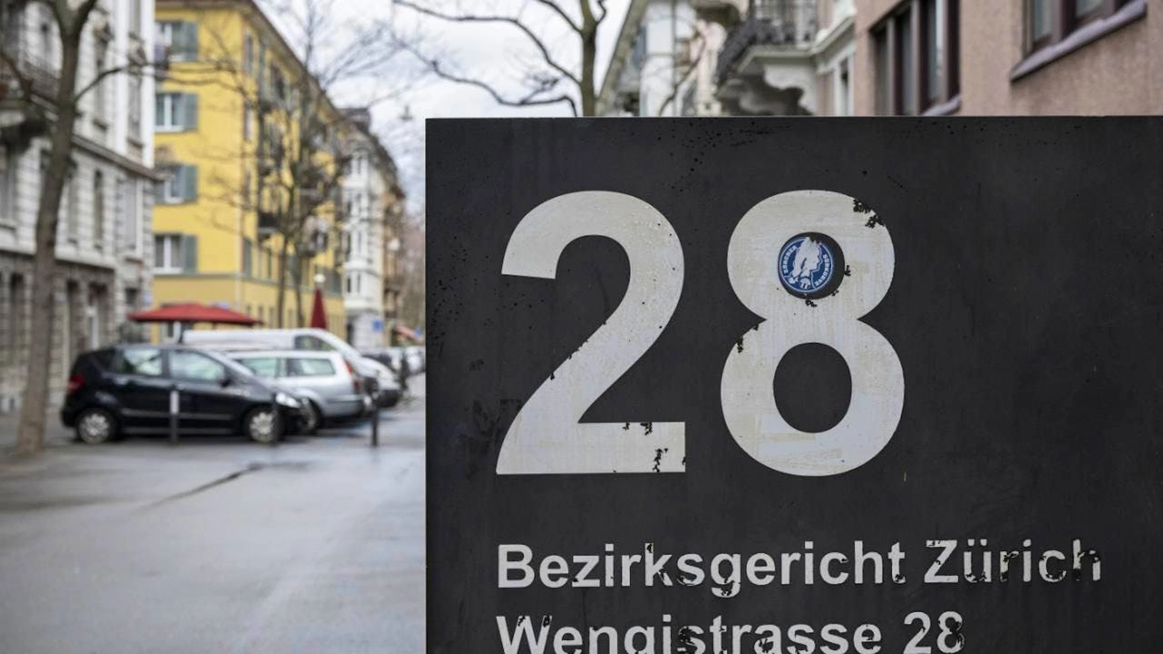 Das Bezirksgericht Zürich hat einen 52-jährigen Mann aus Indien des gewerbsmässigen Betrugs schuldig gesprochen. Er soll für sechseinhalb Jahre ins Gefängnis. (Symbolbild)