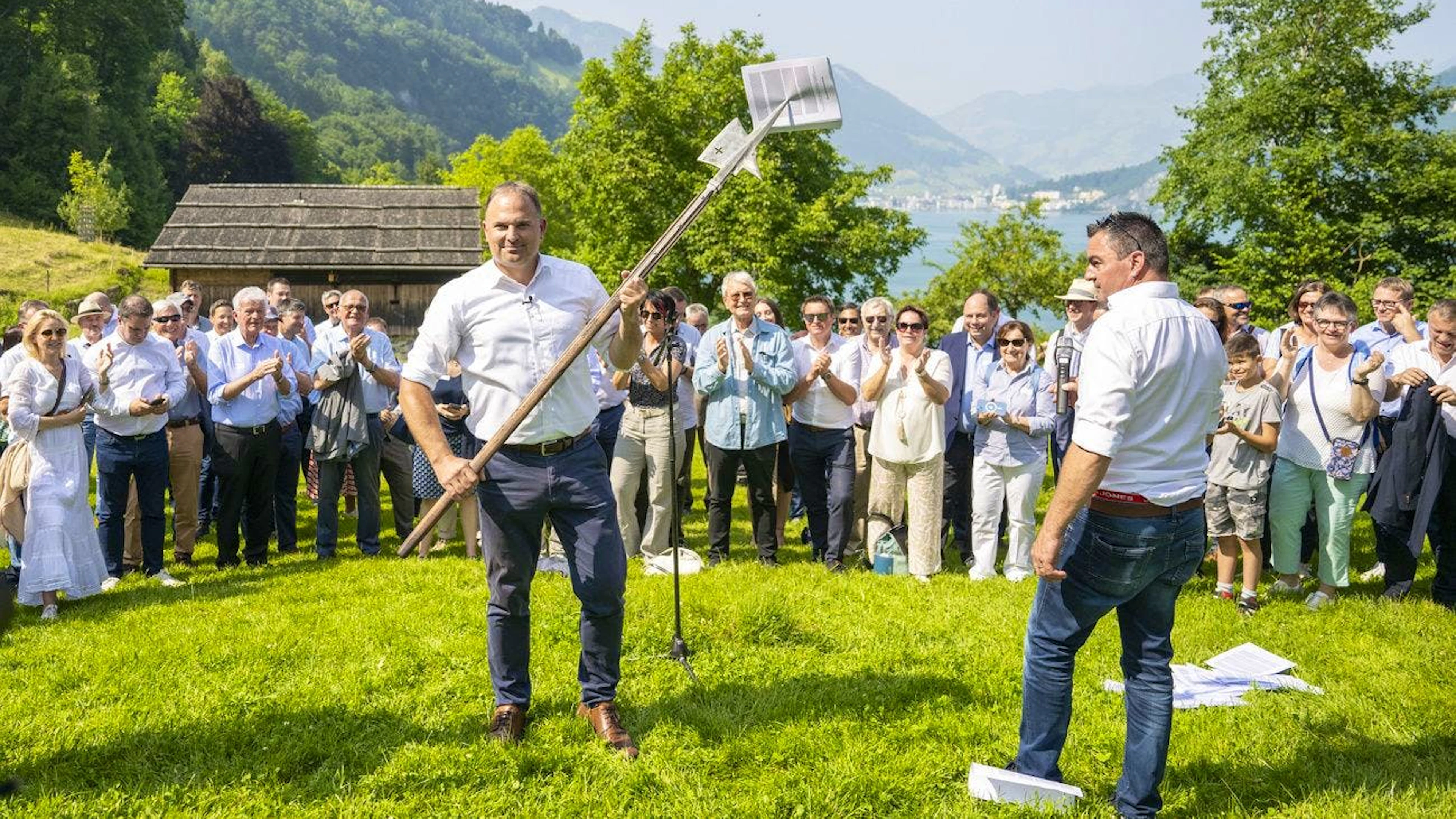 «Die Hellebarde ist auf meinem Mist gewachsen»: Marcel Dettling auf dem Rütli während des Fraktionsausflug der SVP Schweiz im Juni 2025.