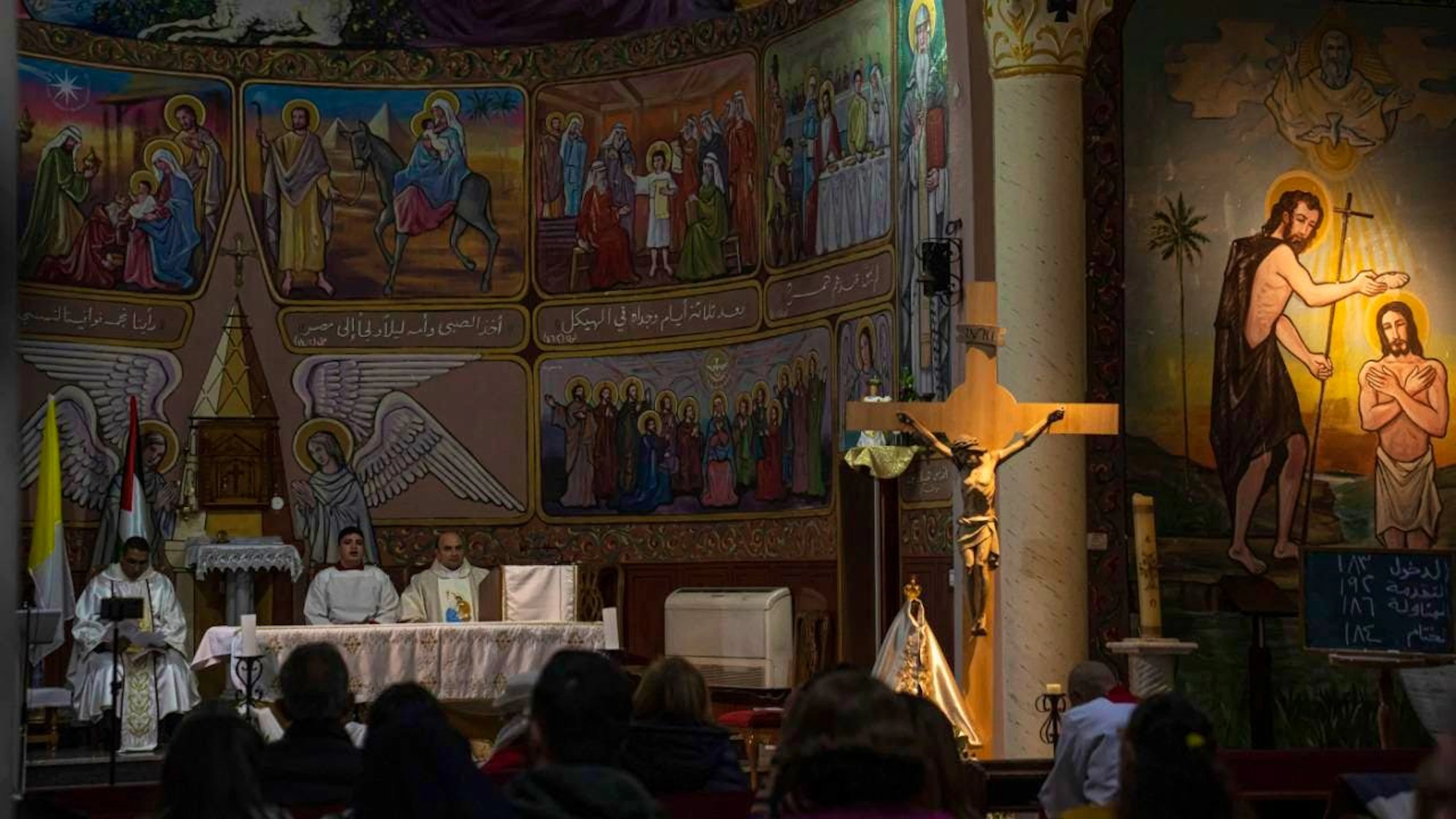 ARCHIV - Palästinensische Christen beten im Jahr 2022 am Heiligabend in der katholischen Kirche der Heiligen Familie in Gaza-Stadt. Foto: Fatima Shbair/AP/dpa