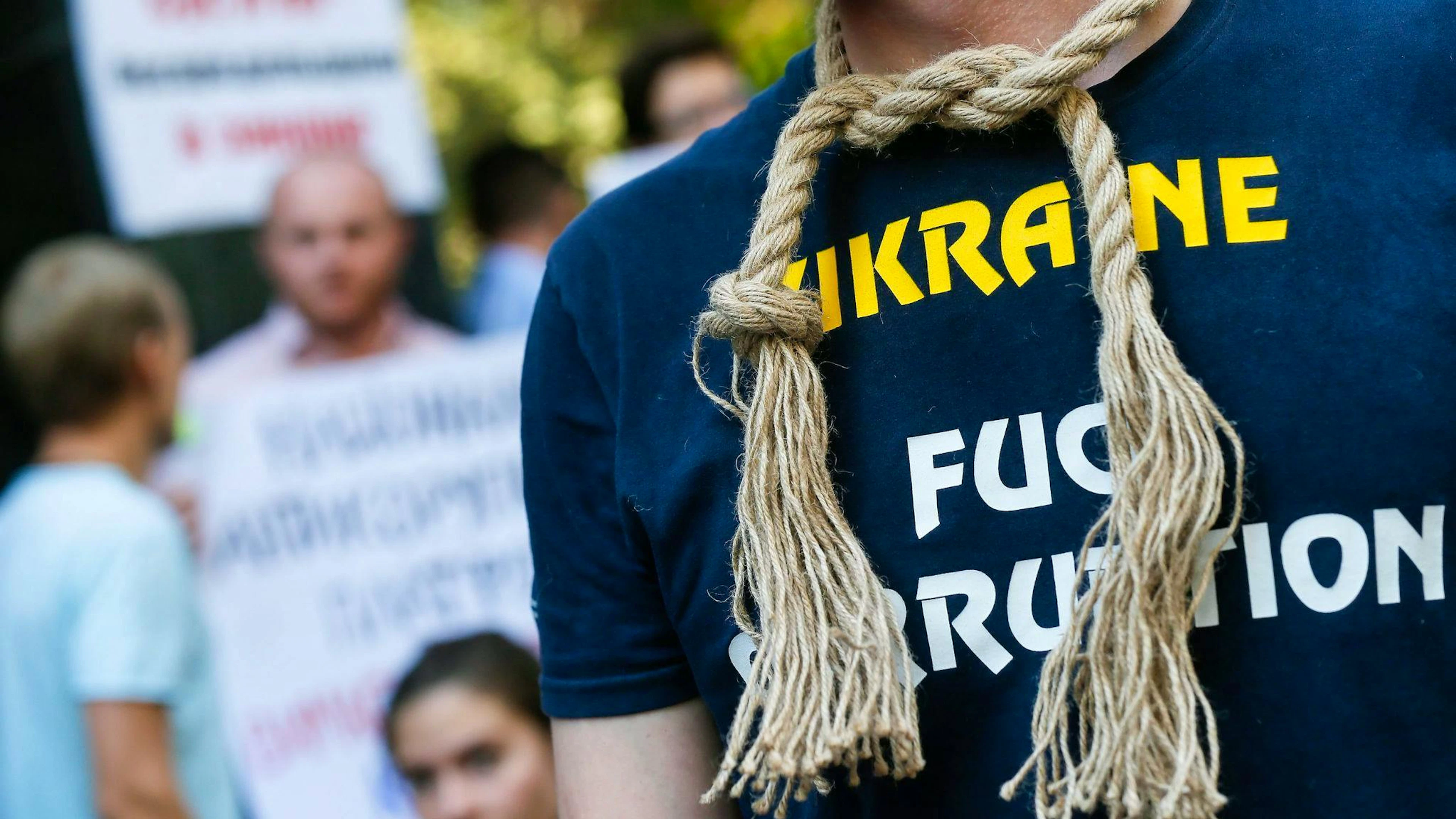 Zahlreiche Demonstranten versammeln sich am Dienstagabend auf der Strasse