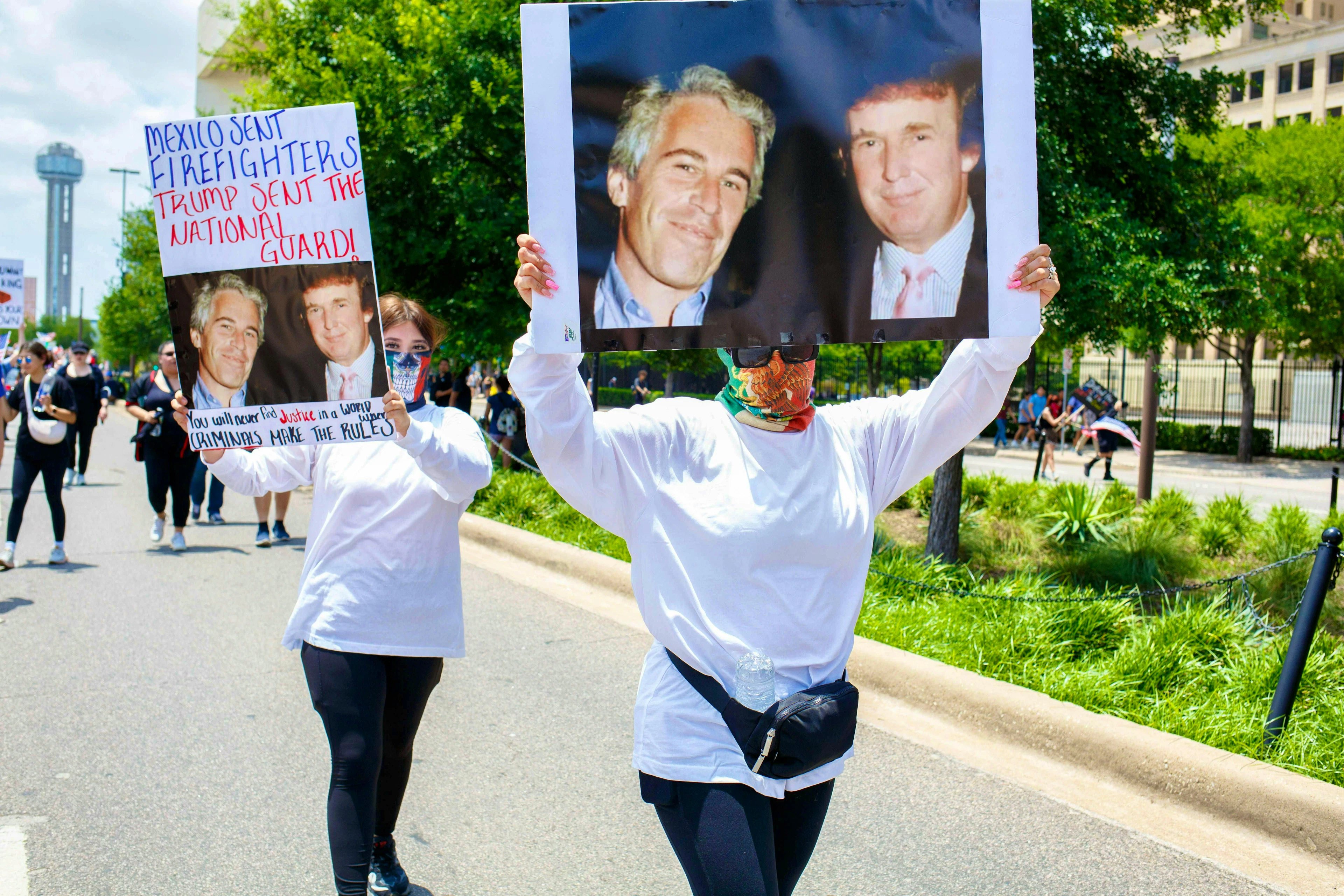 Manifestanti a Dallas, in Texas, chiedono il rilascio dei fascicoli d'indagine sul caso del defunto molestatore sessuale Jeffrey Epstein.