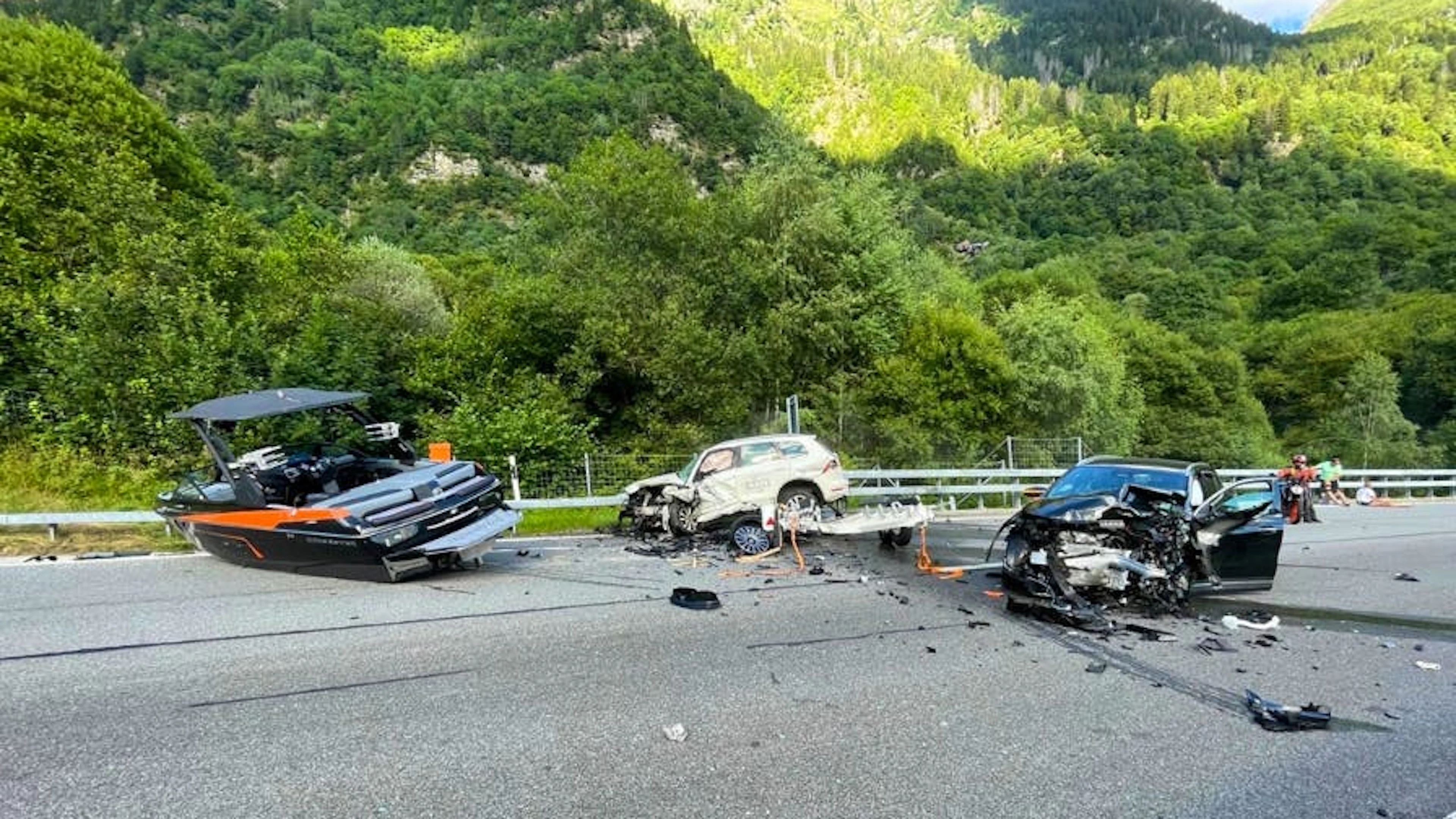 Bei den beteiligten Fahrzeugen entstand hoher Sachschaden.