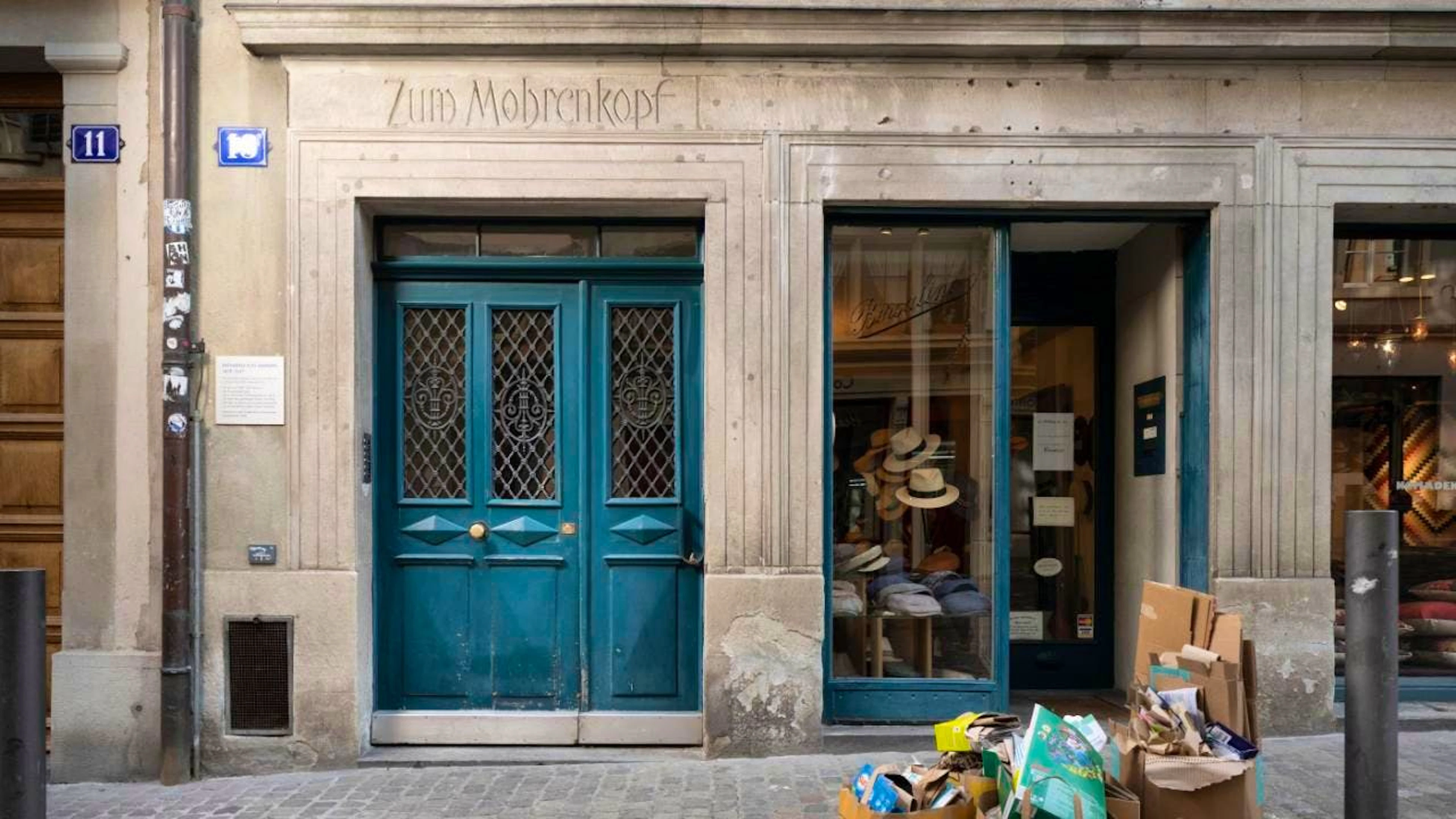 "Zum Mohrenkopf" est l'un des deux bâtiments controversés. L'inscription sera recouverte de manière réversible (archives).