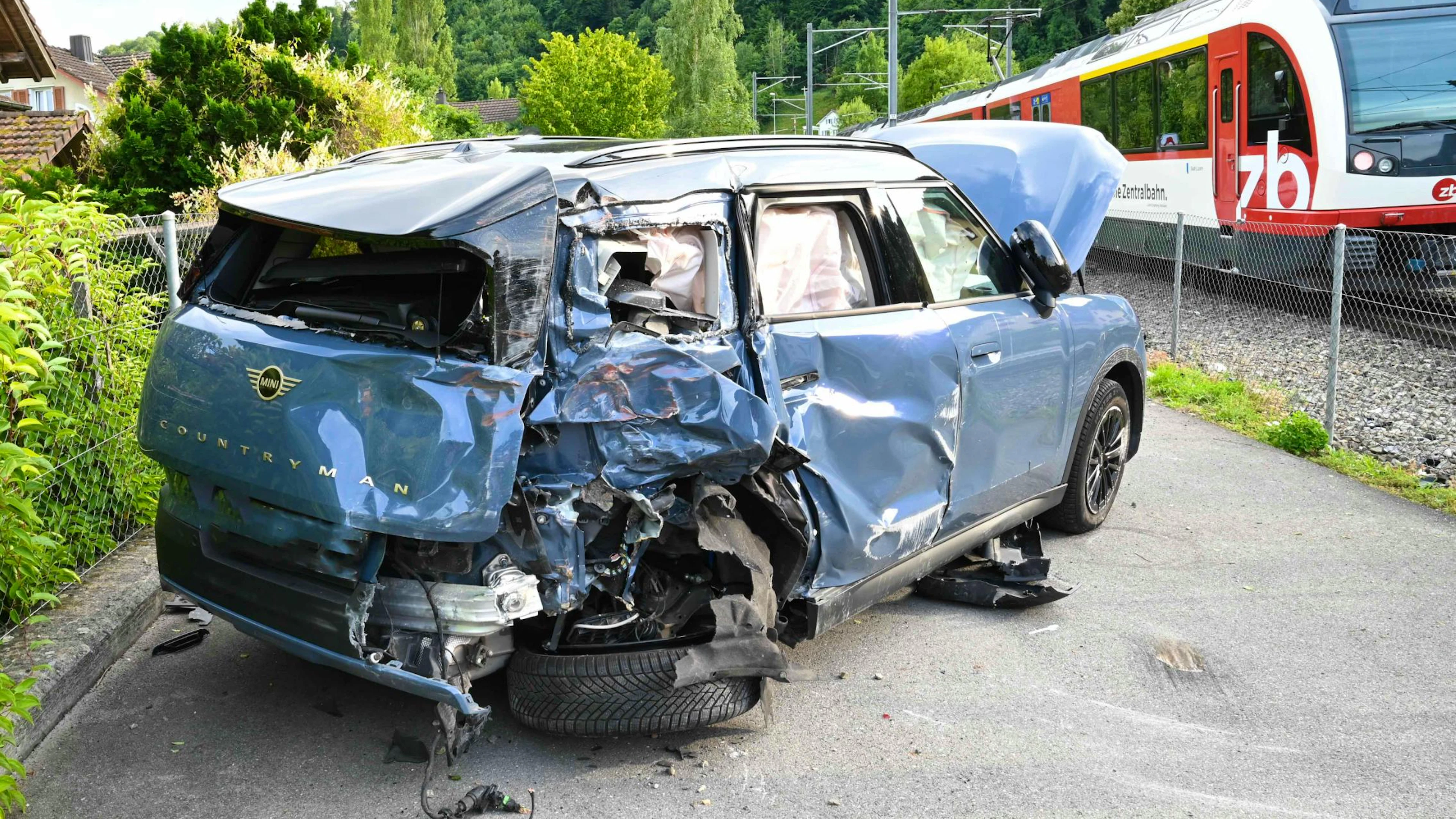 Das Auto erlitt beim Unfall Totalschaden.