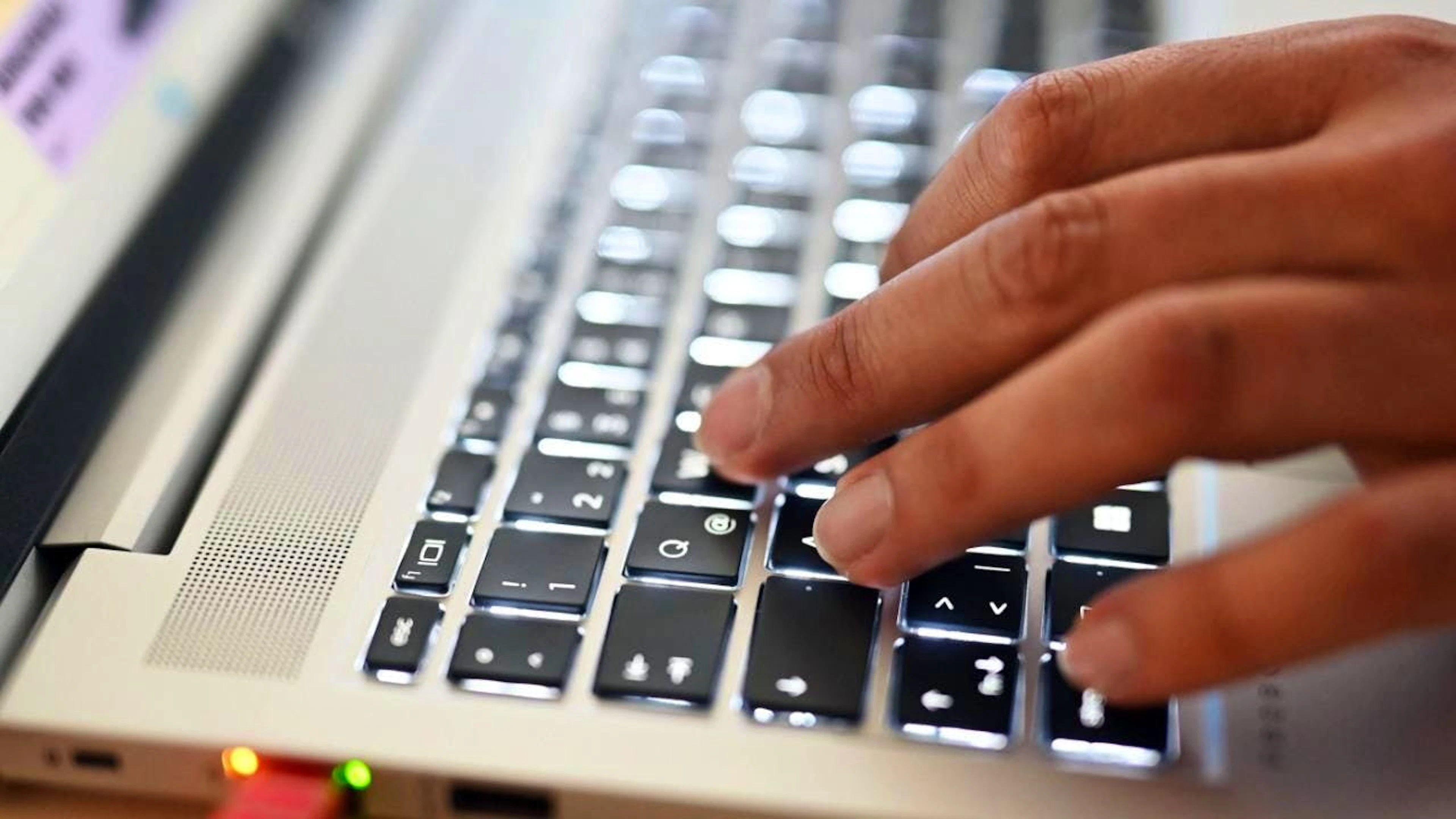 Die Cyberattacken auf Schweizer Unternehmen haben weiter zugenommen - allerdings nicht ganz so heftig wie im europäischen Durchschnitt. (Symbolbild)