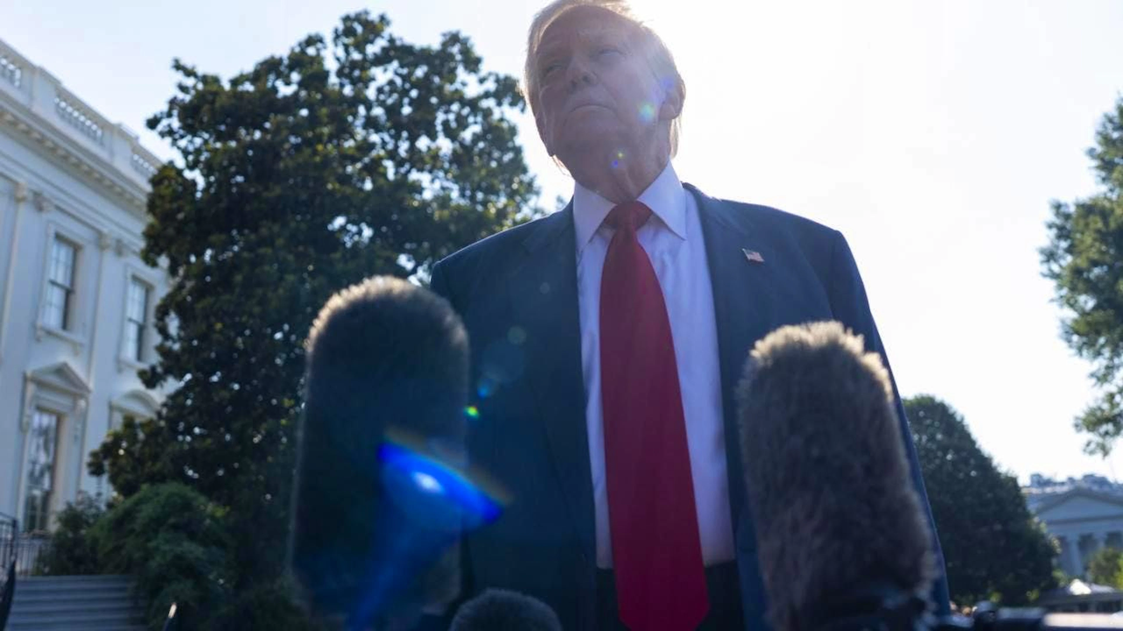 Oggi, prima di partire per la Scozia, Donald Trump ha detto ai reporter che c'è il 50% di possibilità di accordo commerciale con l'UE.