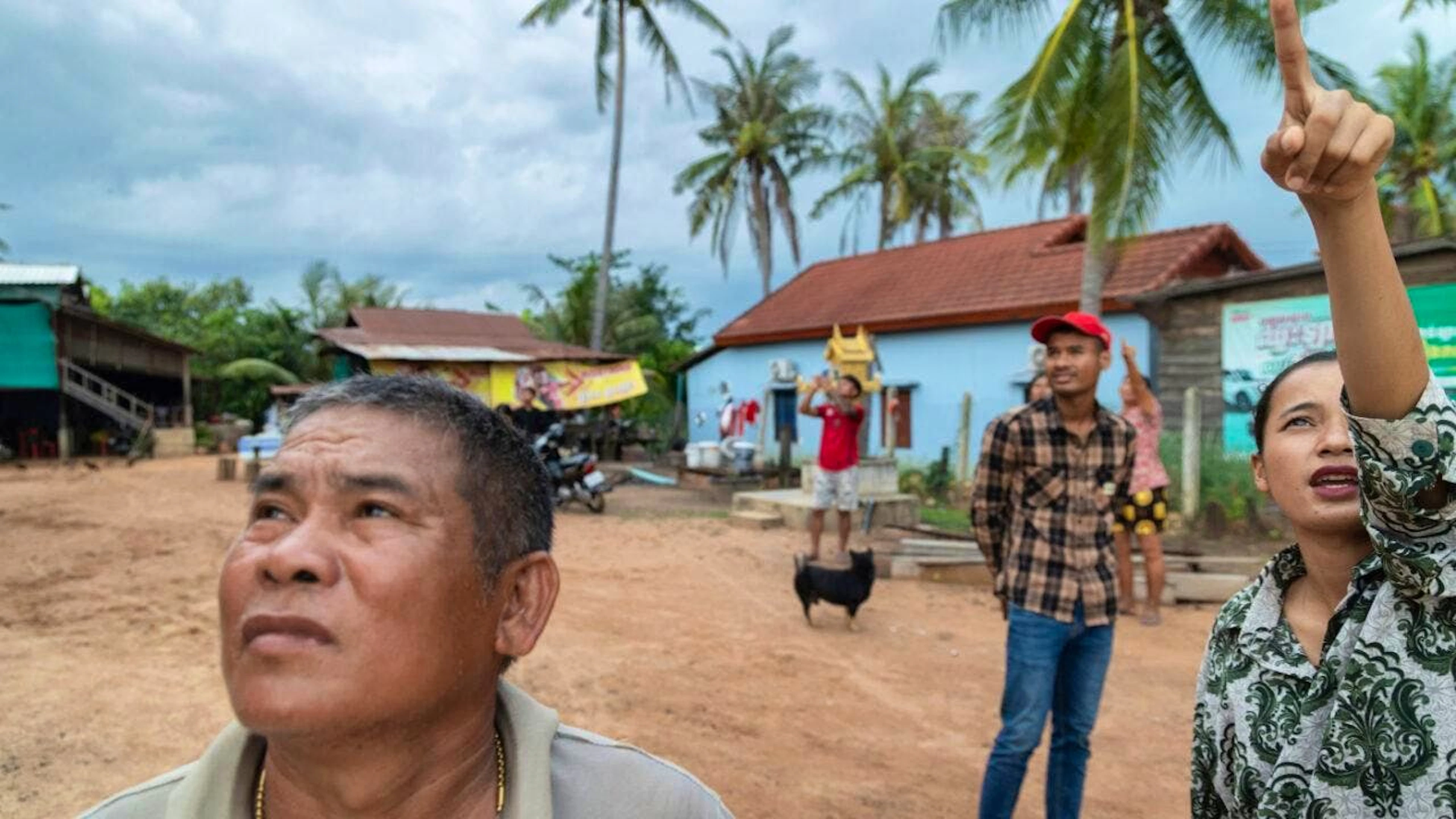 Una residente di Samraong, capoluogo della provincia cambogiana di Oddar Meanchey, indica il punto in cui vede un aereo bersagliato dalle forze cambogiane. (Immagine d'archivio di ieri)