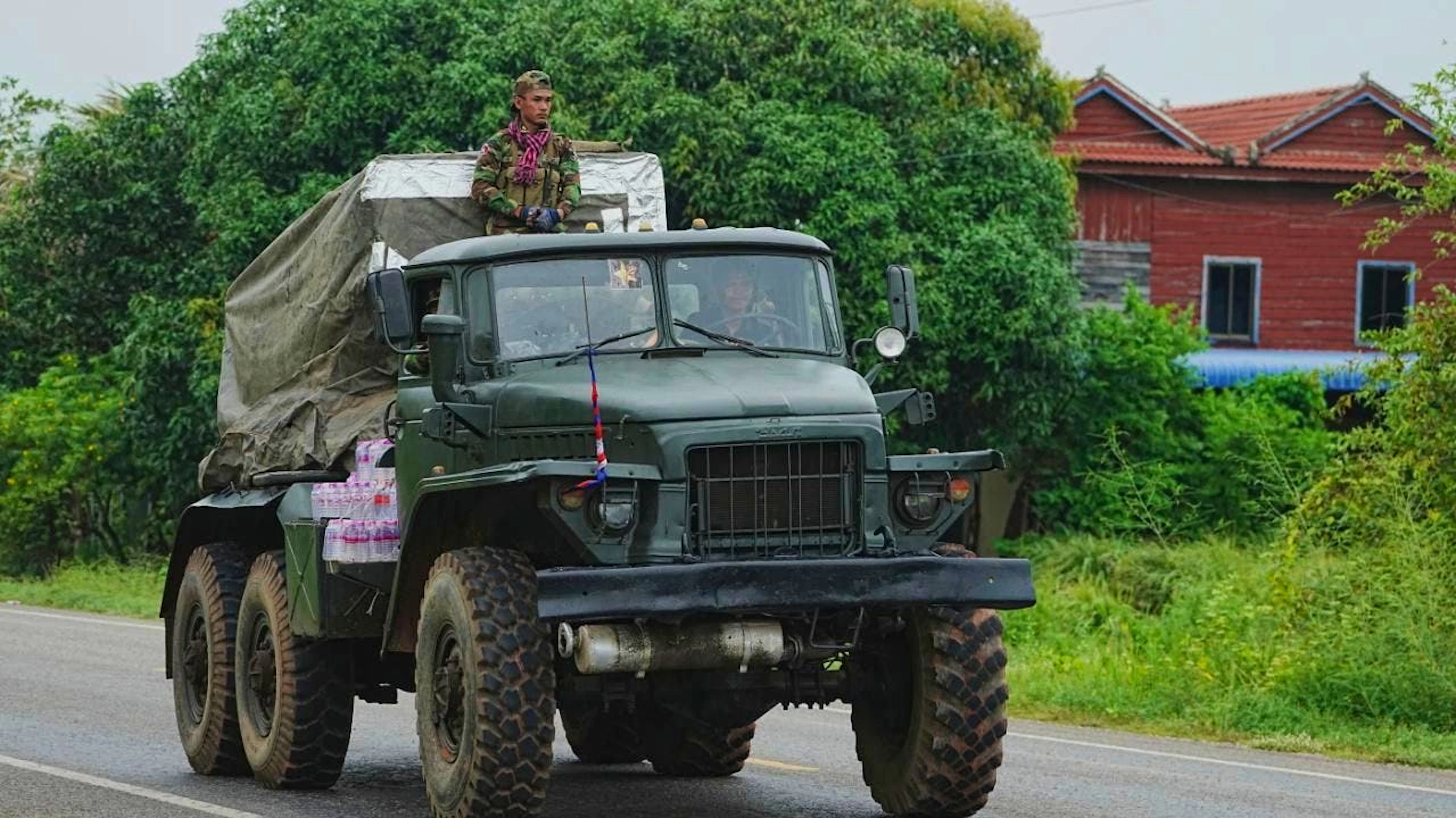Ein kambodschanisches Militärfahrzeug trägt einen Raketenwerfer in der Provinz Oddar Meanchey, Kambodscha.