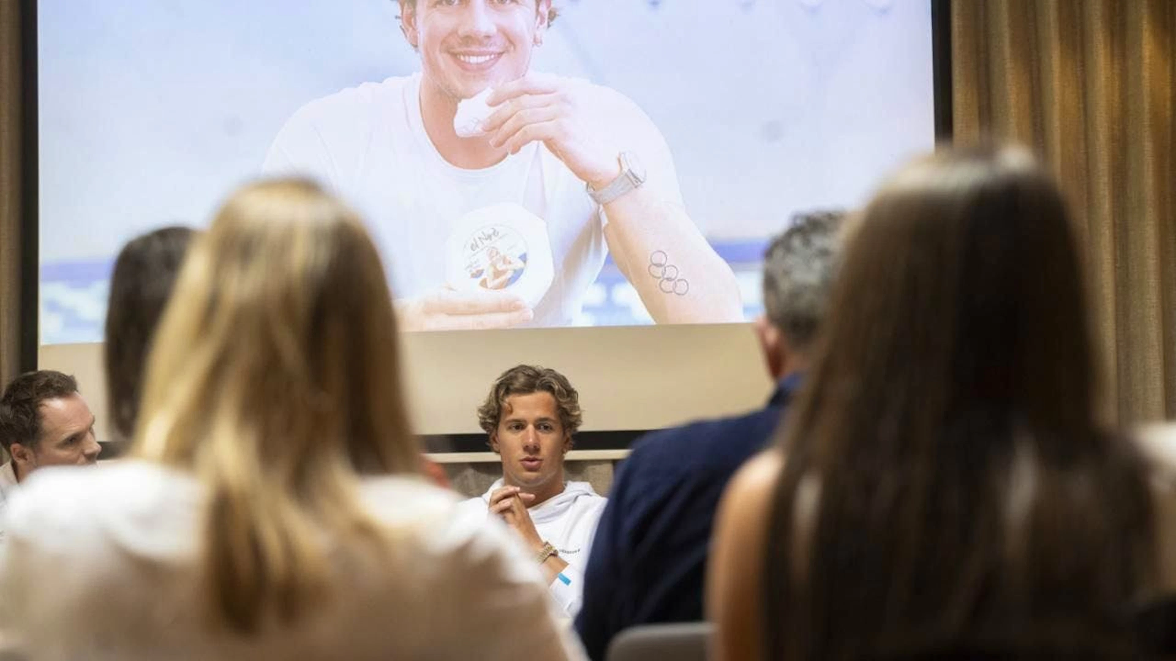 Noè Ponti spricht an einer Medienkonferenz über die anstehende Schwimm-WM