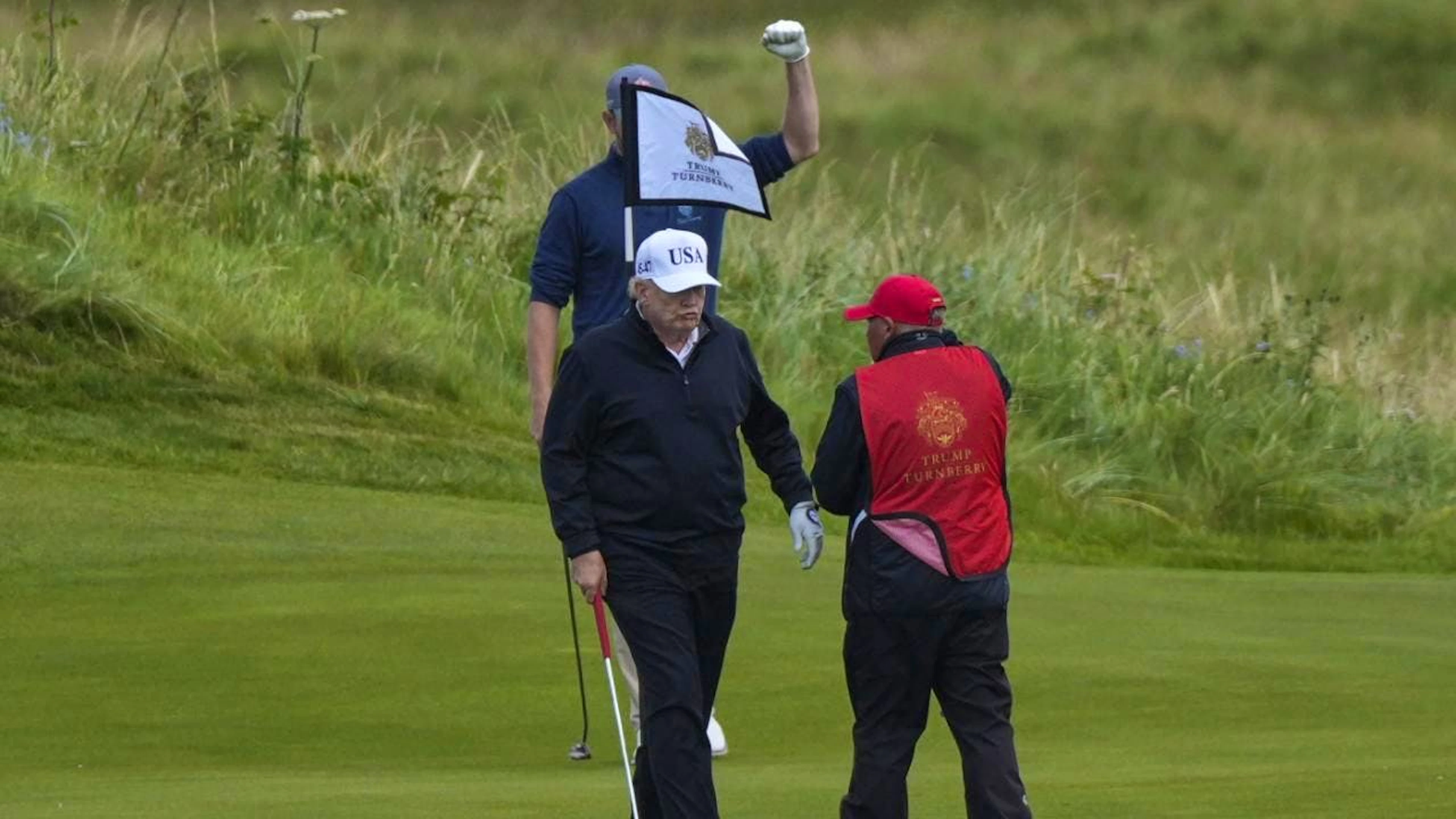 Il presidente degli Stati Uniti in Scozia nel resort-golf club di lusso che la sua famiglia possiede nel verde della nazione settentrionale del Regno Unito, terra d'origine di sua madre: quello di Turnberry