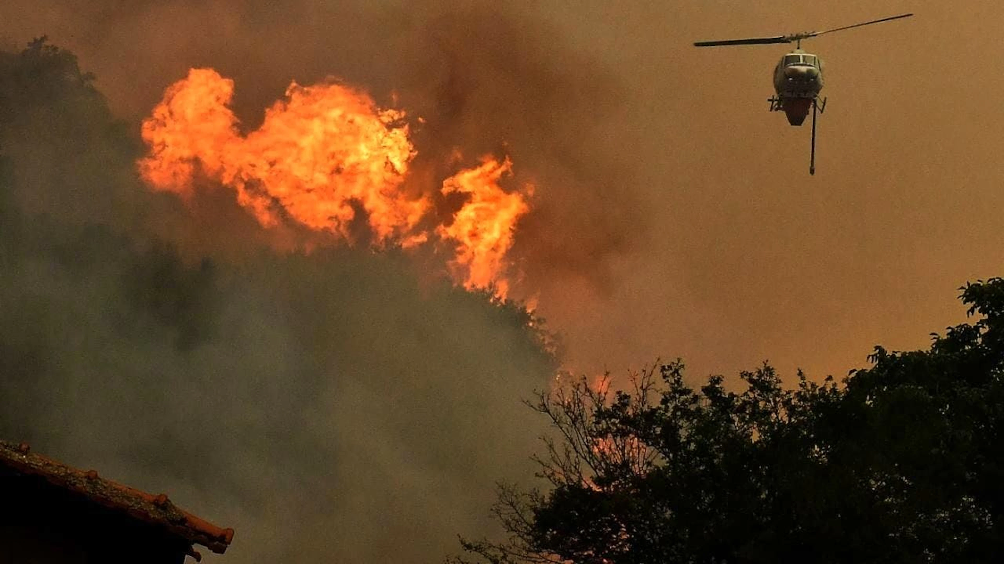 Le fort vent n'arrange pas les pompiers, comme ici à Feneos, dans le Peloponnèse cette semaine.