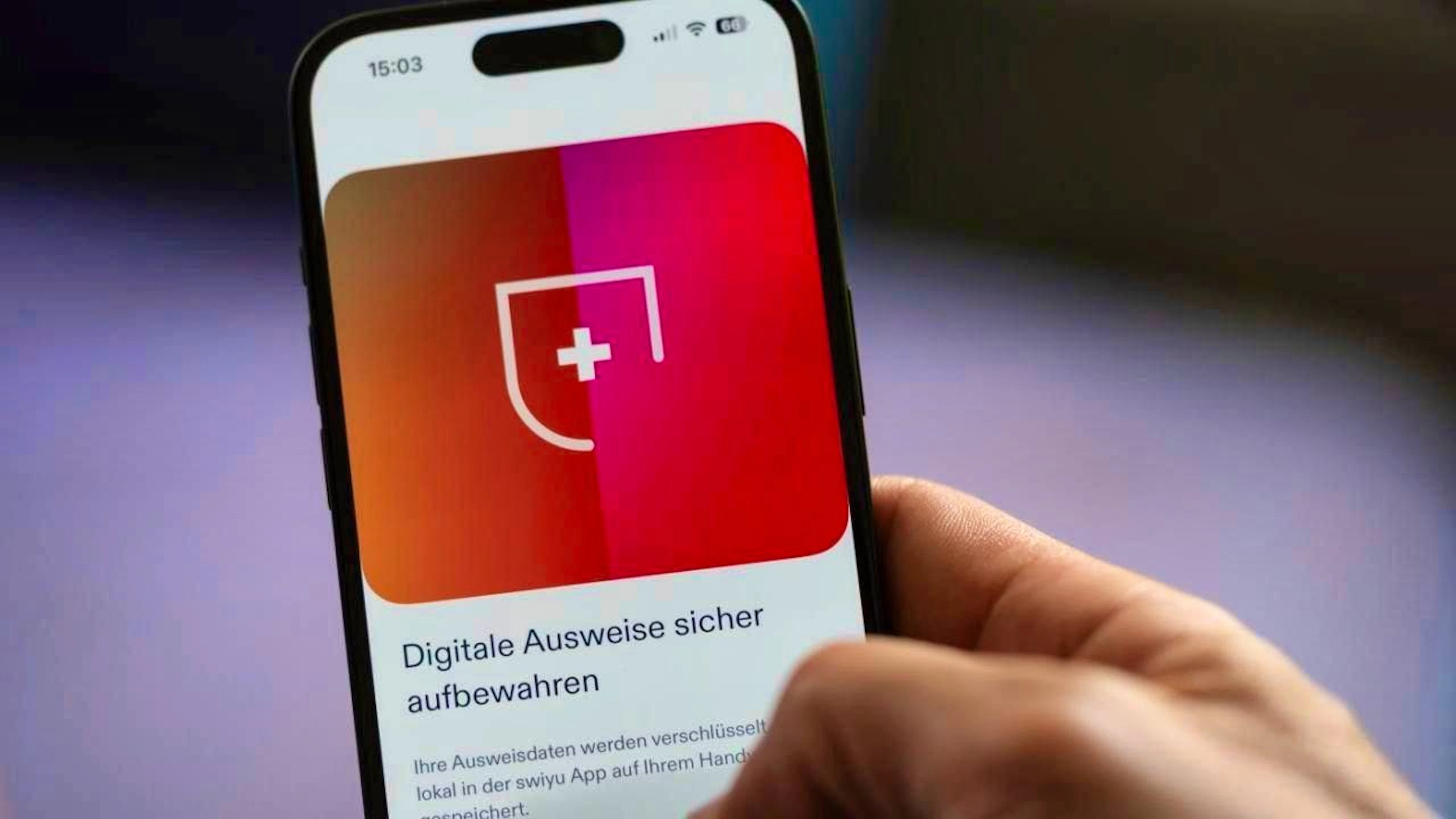 Les utilisateurs de téléphones portables peuvent déjà télécharger une version test de l'application de portefeuille "Swiyu". L'E-ID doit y être conservé un jour. (photo d'archives)