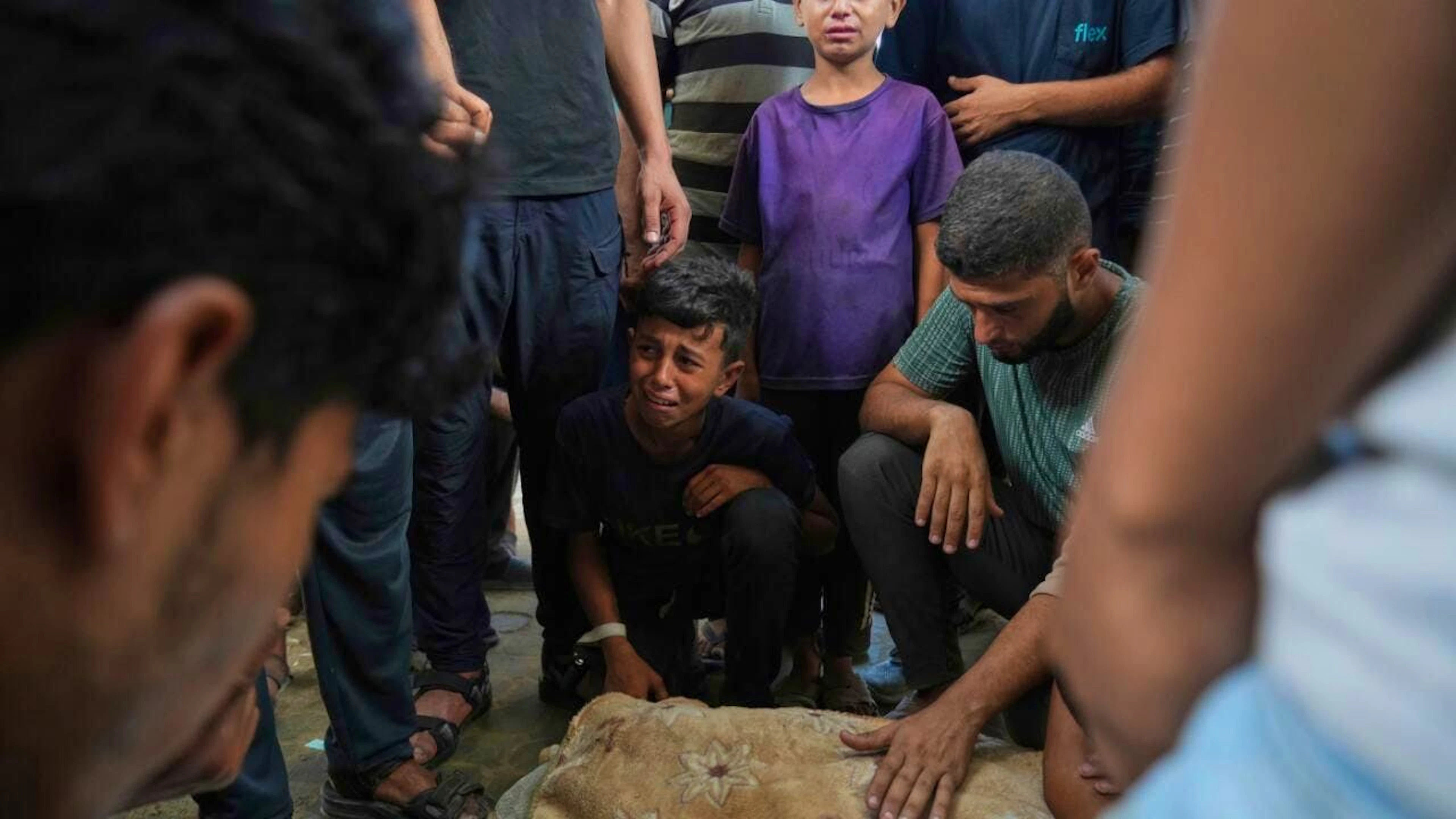 Abdul Karim Foura pleure sur le corps de son oncle, tué par les bombes israéliennes, à l'hôpital Al-Chifa.