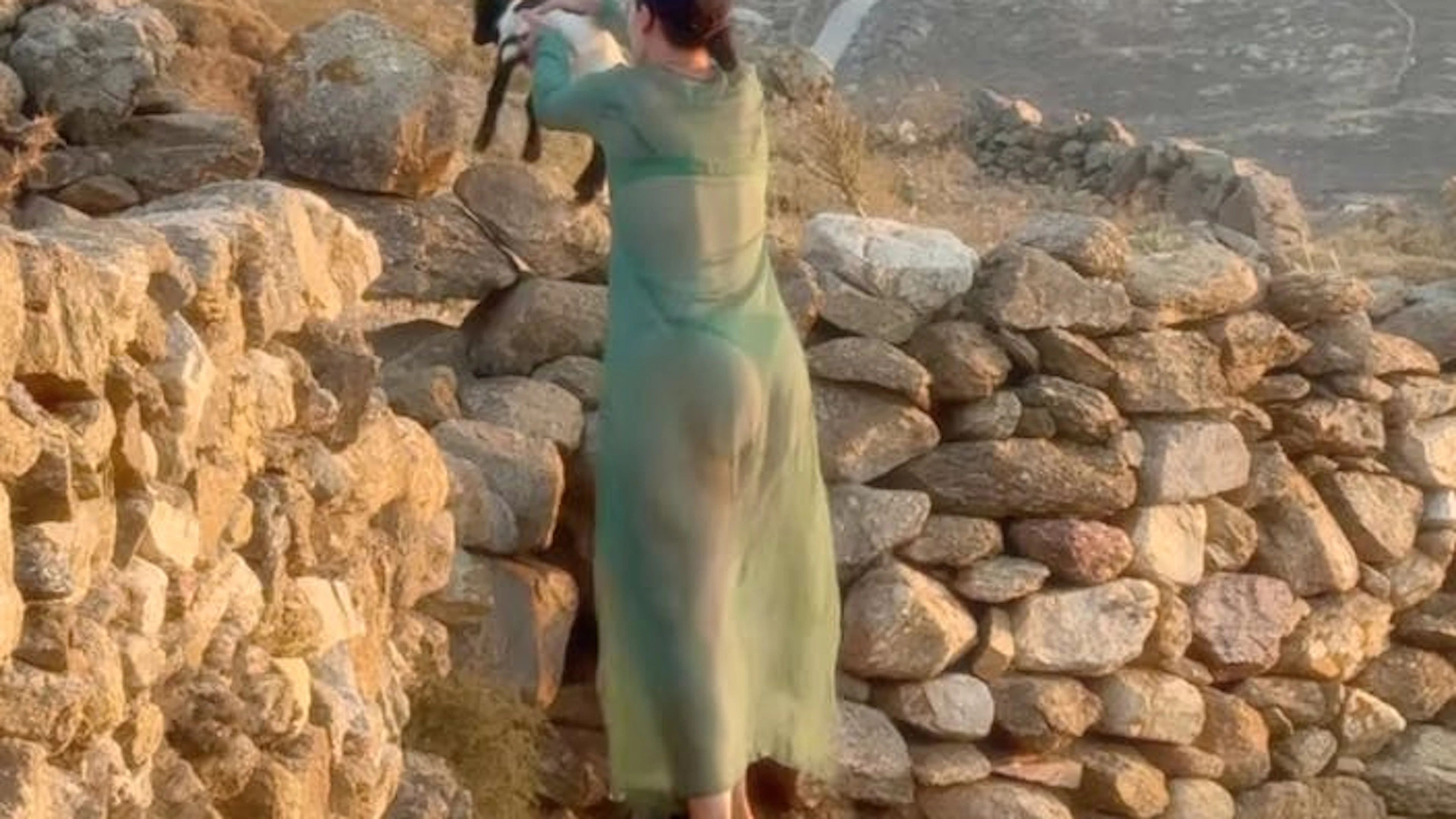 Aurora Hunziker-Ramazzotti hilft einer kleinen Ziege auf Mykonos.
