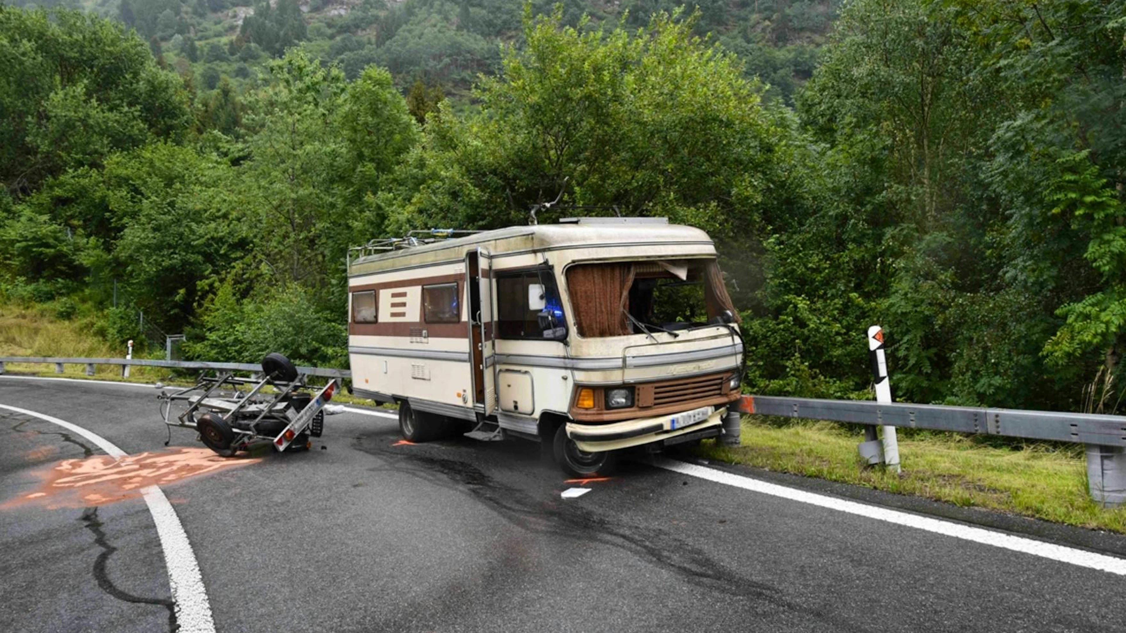 Der Motorradanhänger löste sich beim Unfall von der Kupplung des Wohnmobils.