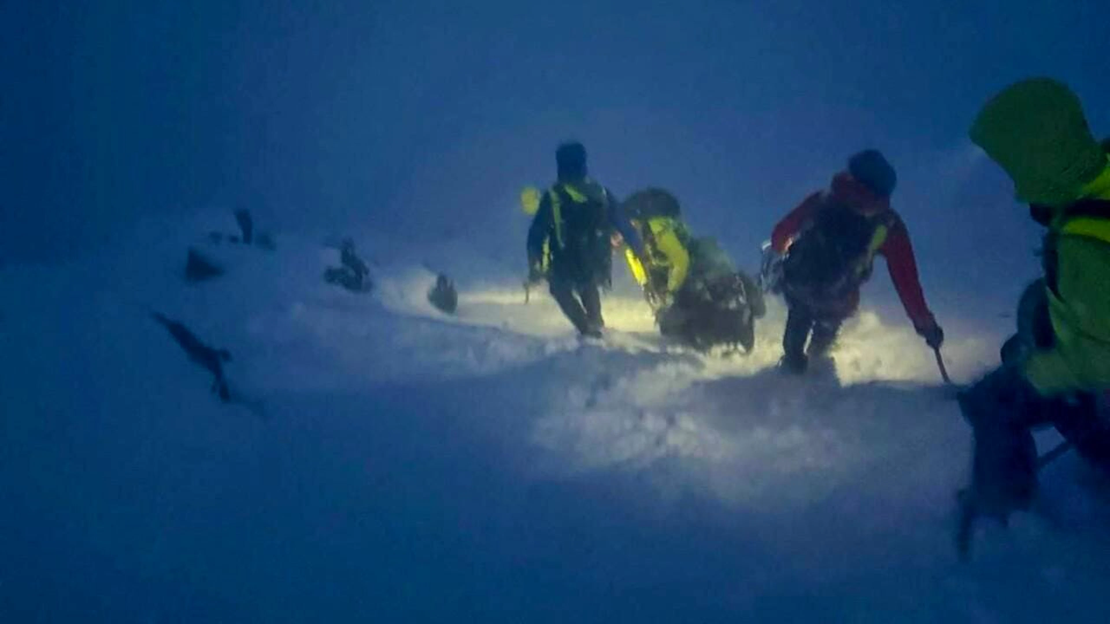 Unter schwierigen und dramatischen Bedingungen barg ein Team der kantonalen Walliser Rettungsorganisation am späten Samstagabend eine Vierer-Seilschaft vom Lagginhorn.