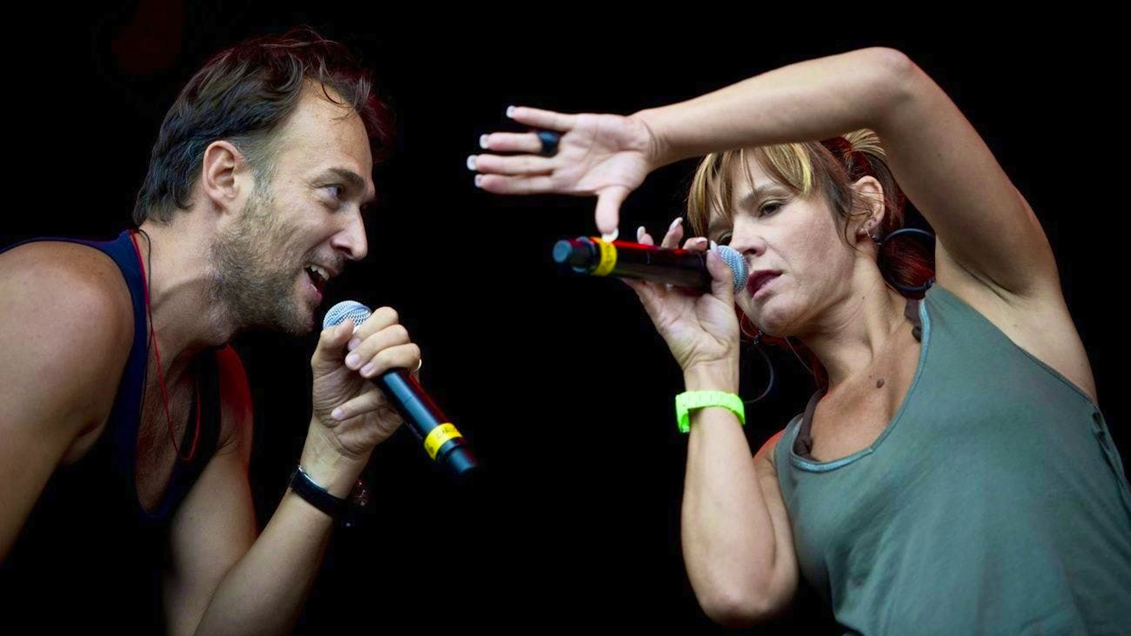 Il 51enne ha iniziato a lavorare nel mondo dello spettacolo come musicista, esibendosi qui con il gruppo rap Sens Unik insieme alla collega Deborah sul palco del Frauenfeld Openair 2011.