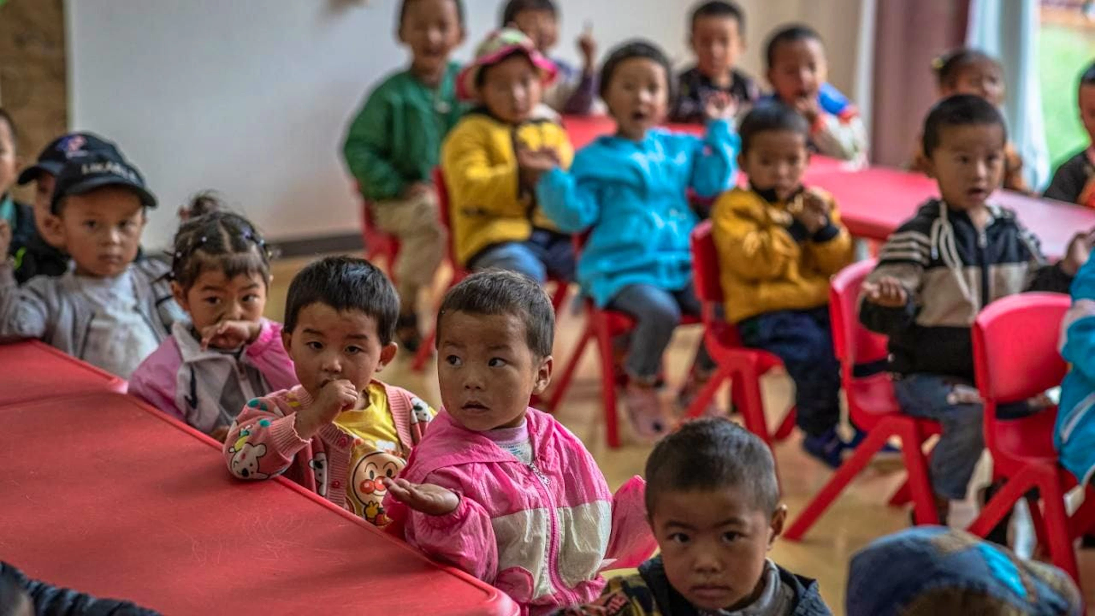 Le nombre d'habitants en Chine, deuxième pays le plus peuplé du monde derrière l'Inde, a chuté pour la troisième année consécutive en 2024. La population pourrait passer de 1,4 milliard d'habitants aujourd'hui à 800 millions d'ici 2100, selon des projections de l'ONU.