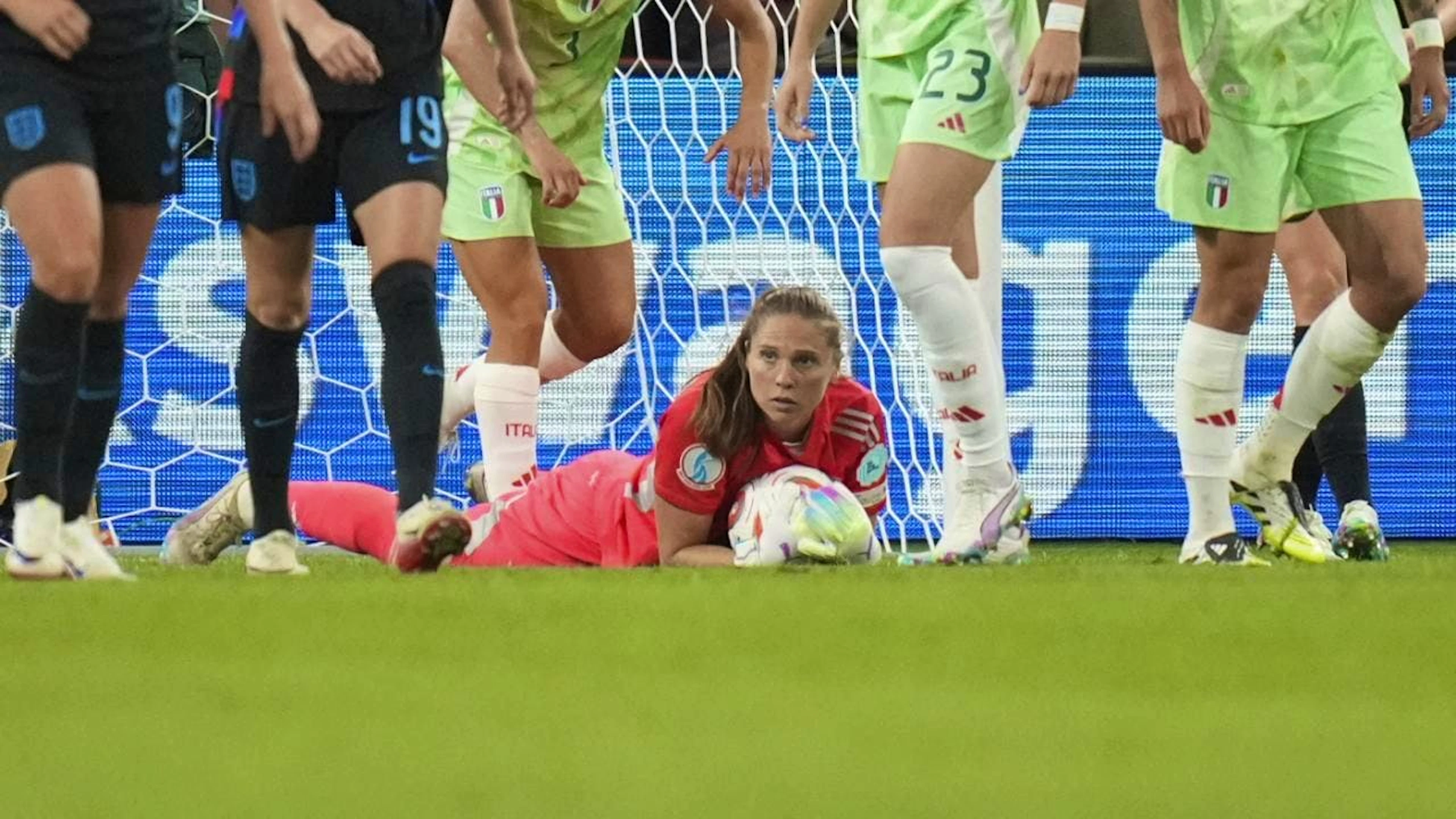 Jede Sekunde zählt: Italiens Laura Giuliani ist - wie viele andere Spielerinnen - mit allen Wassern gewaschen