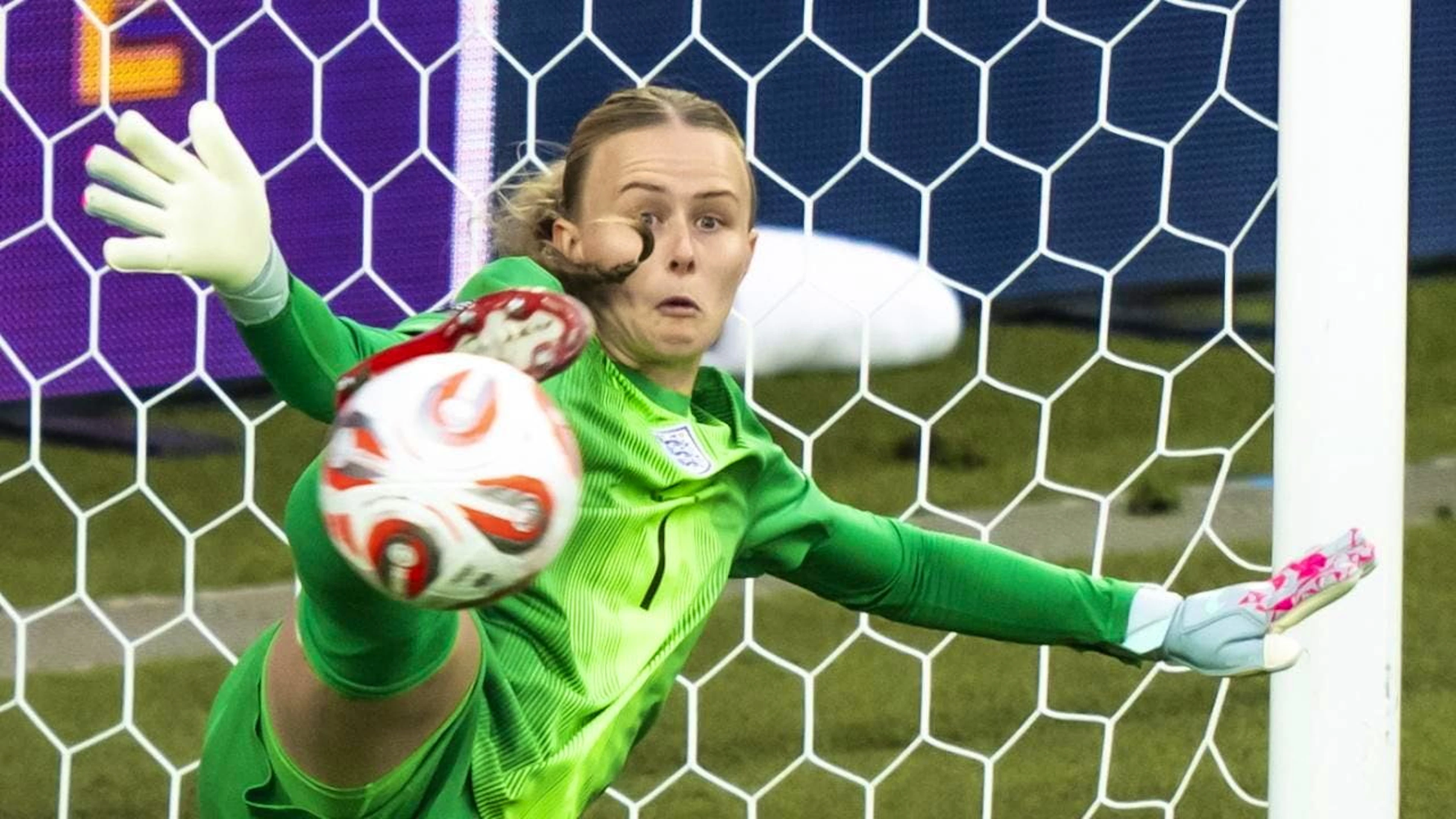 Akrobatisch: Die Engländerin Hannah Hampton wehrt einen spanischen Versuch im Penaltyschiessen des EM-Finals ab