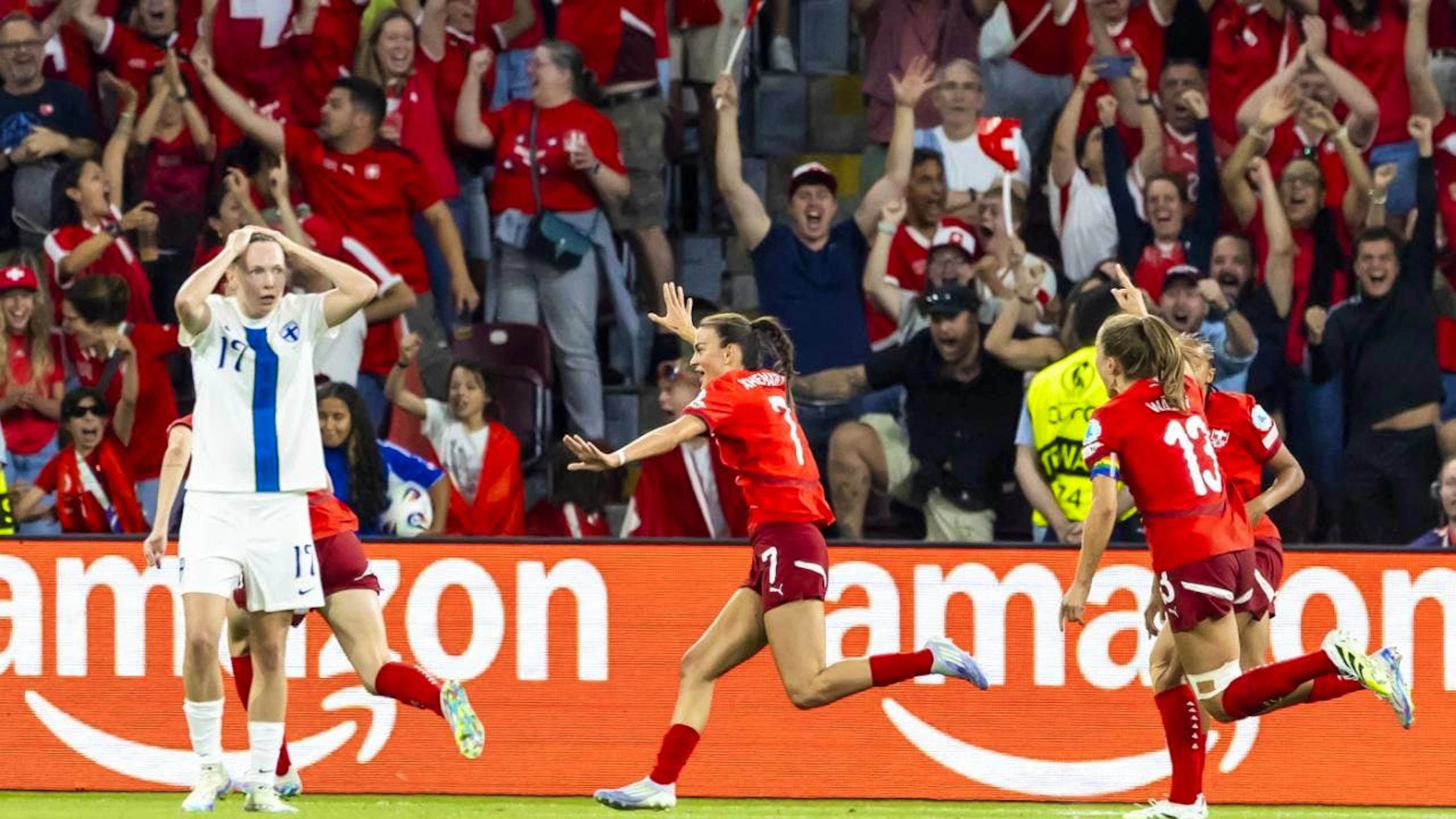 Tollhaus Stade de Genève: Riola Xhemaili erzielt gegen Finnland das 1:1 in der Nachspielzeit und schiesst die Schweiz in die Viertelfinals