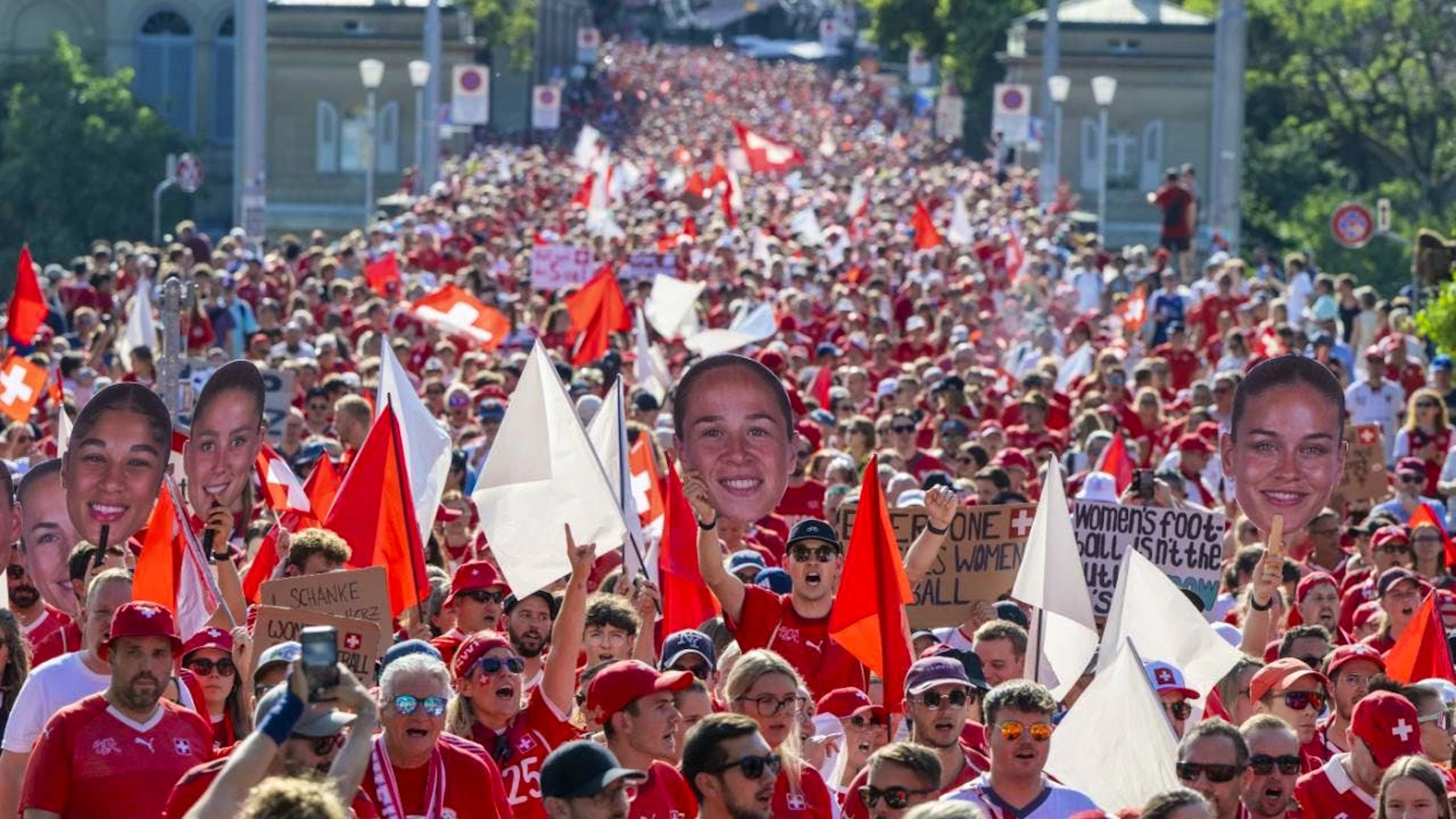 Schweizer Fans, soweit das Auge reicht: Gegen 25'000 Personen sollen am Fanmarsch vor dem Viertelfinal gegen Spanien in Bern teilgenommen haben
