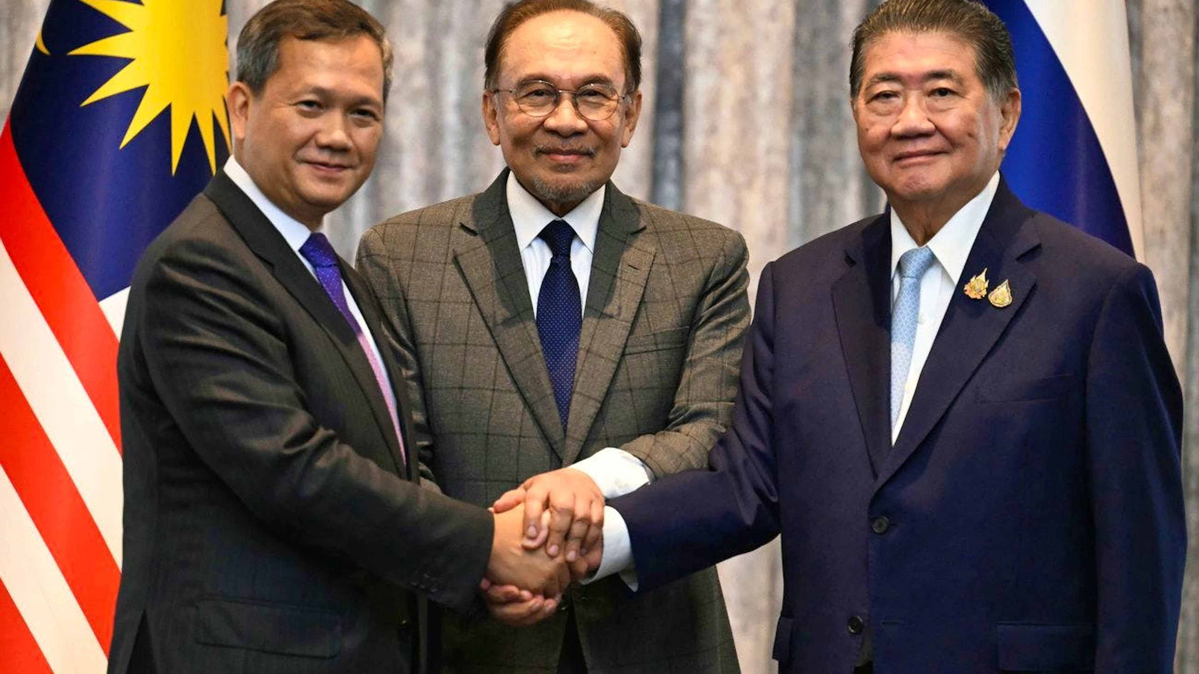 Il primo ministro della Malesia Anwar Ibrahim, al centro, il primo ministro della Cambogia Hun Manet a sinistra e il primo ministro facente funzioni della Thailandia Phumtham Wechayachai.