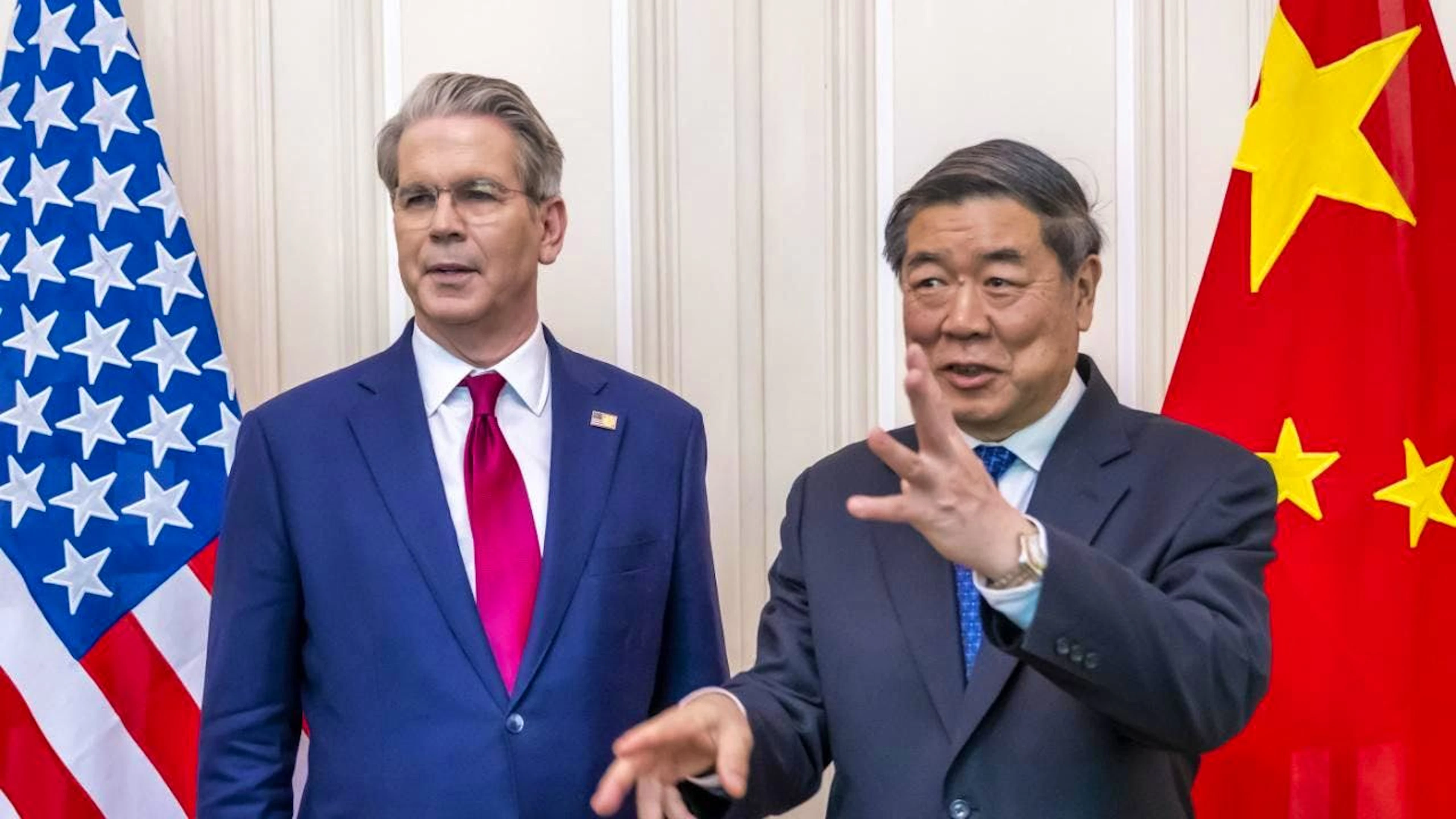 I negoziatori del nuovo accordo commerciale tra Usa e Cina,  Scott Bessent e He Lifeng.