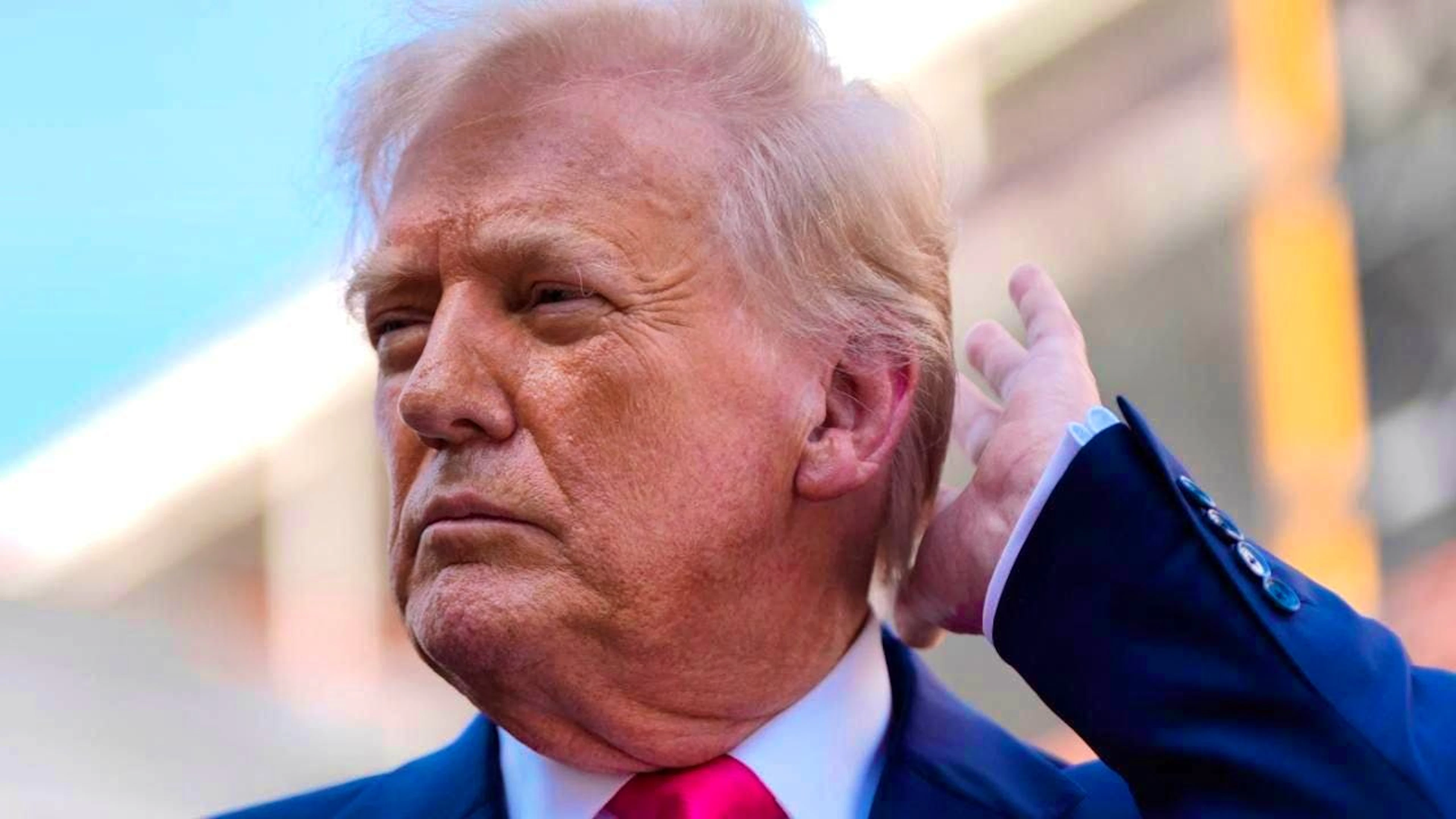 dpatopbilder - US President Donald Trump visits the Federal Reserve in Washington. Photo: Julia Demaree Nikhinson/AP/dpa