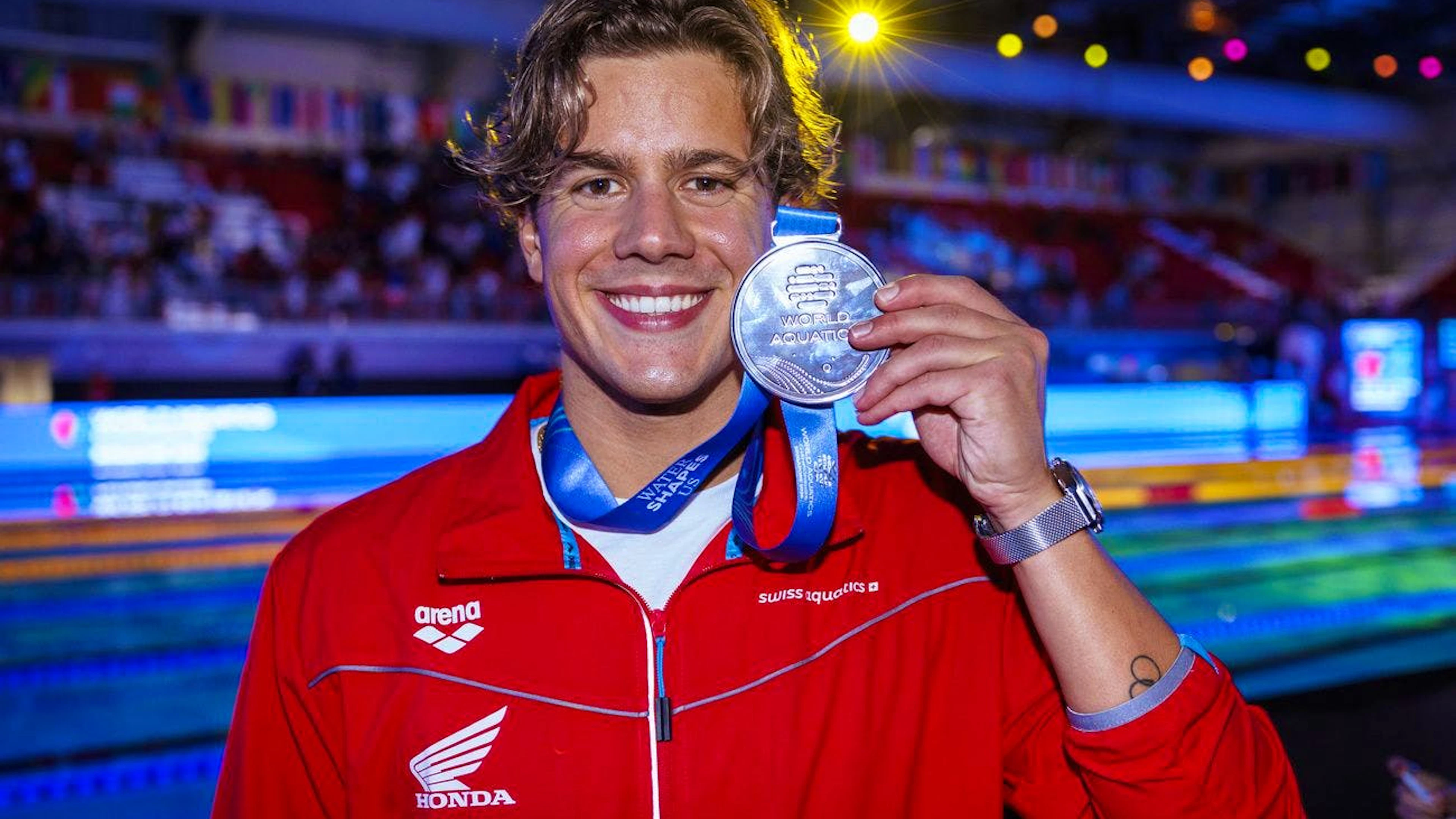 Noe Ponti pose avec sa médaille d'argent.