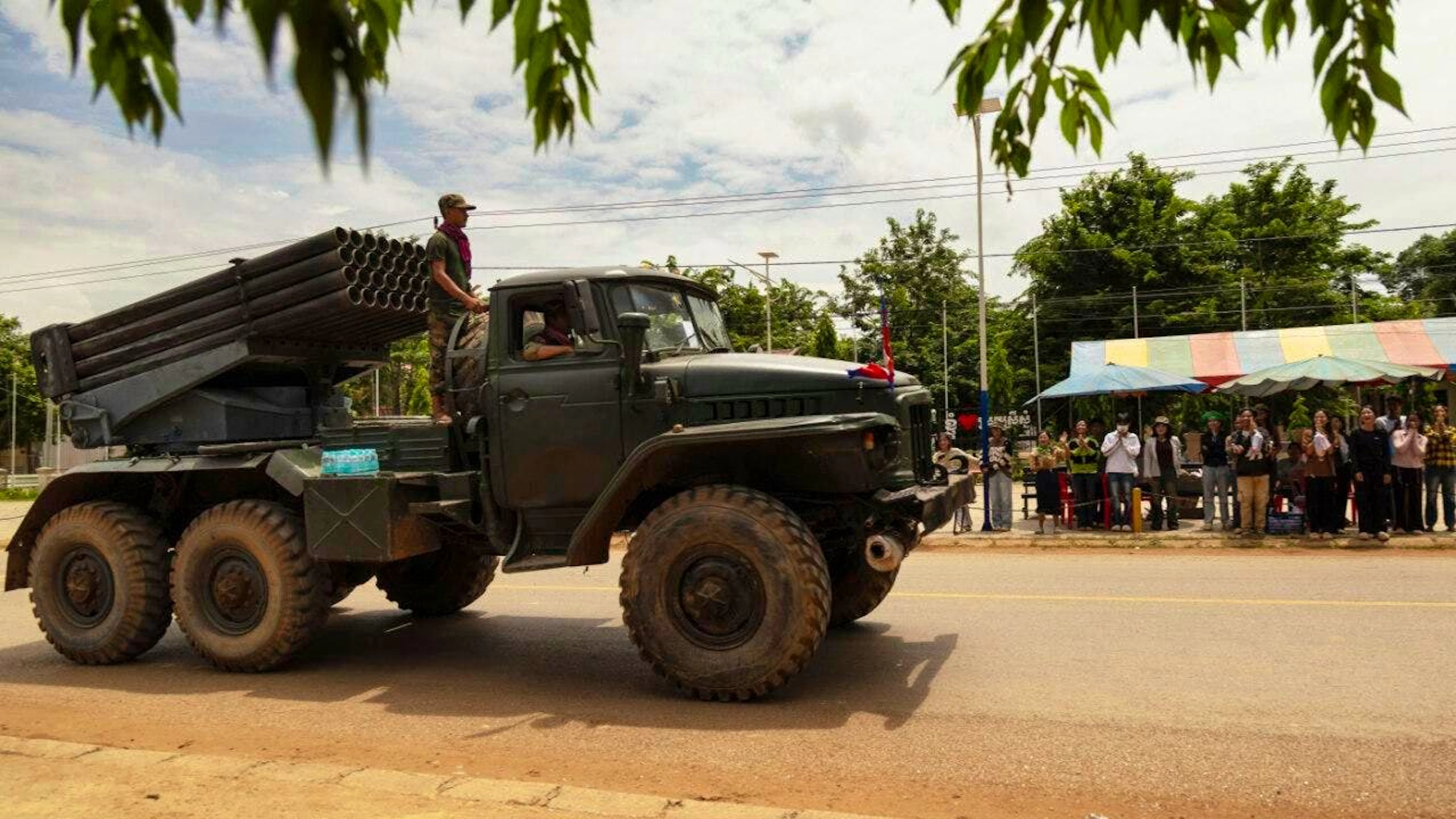 Ein Mehrfachreketenwerfer entfernt sich von der kambodschanisch-thailändischen Grenze in Siem Reap. Foto: Anton L. Delgado/AP/dpa