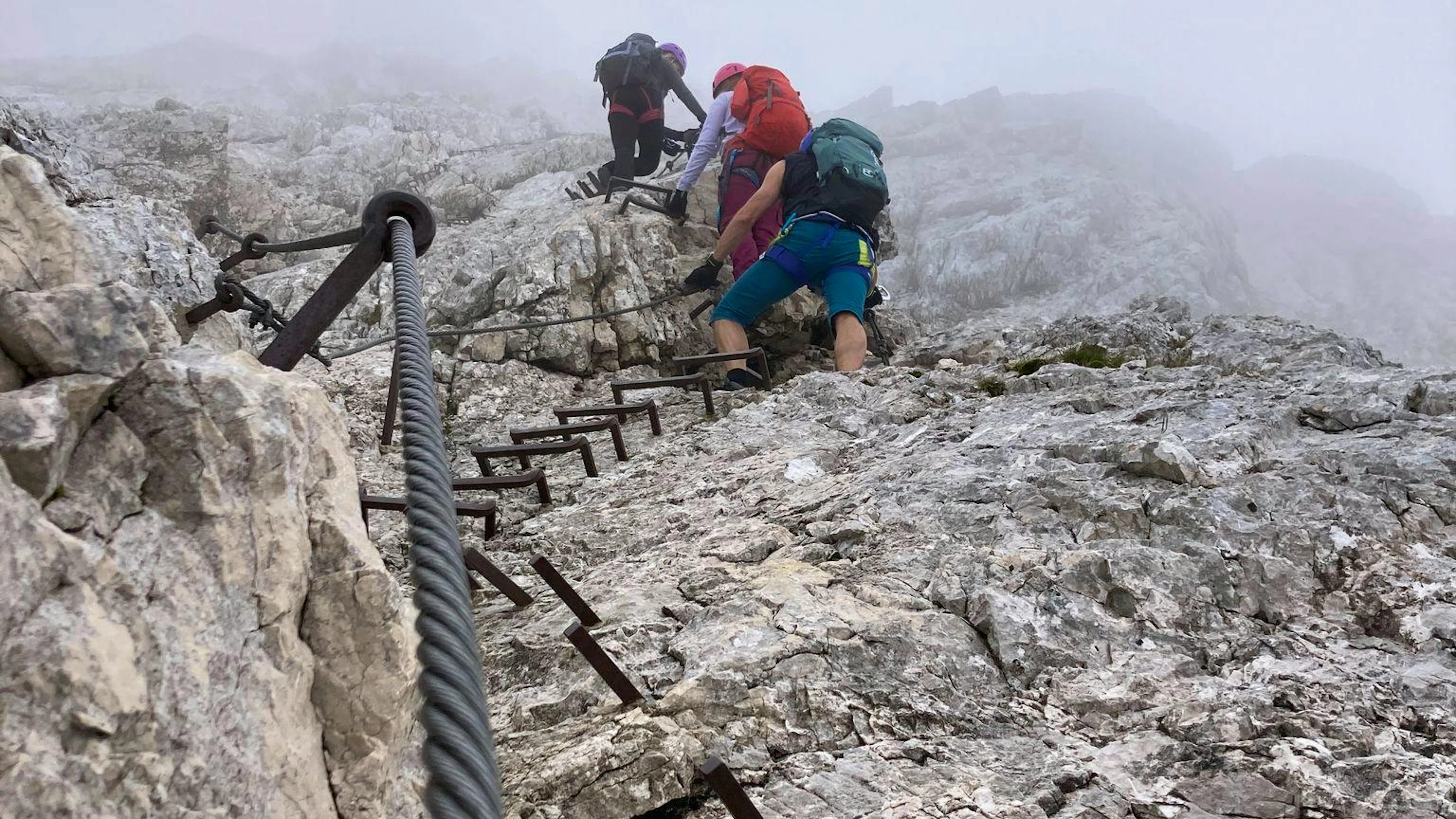 Am Klettersteig gehören festes Schuhwerk, Helm, Gurt und Klettersteigset zur Ausrüstung.  