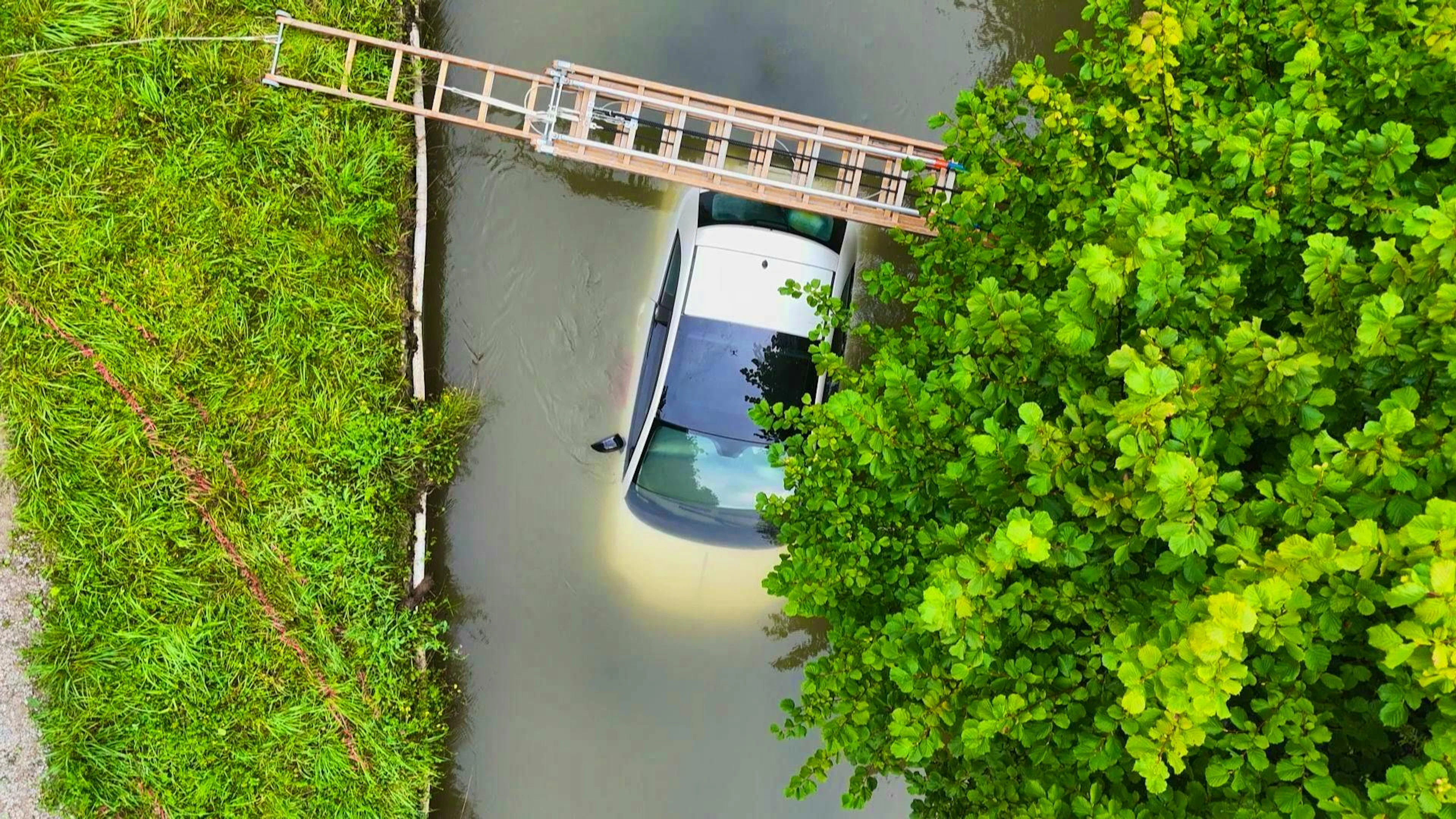 According to the fire department, the car was well filled with water. 