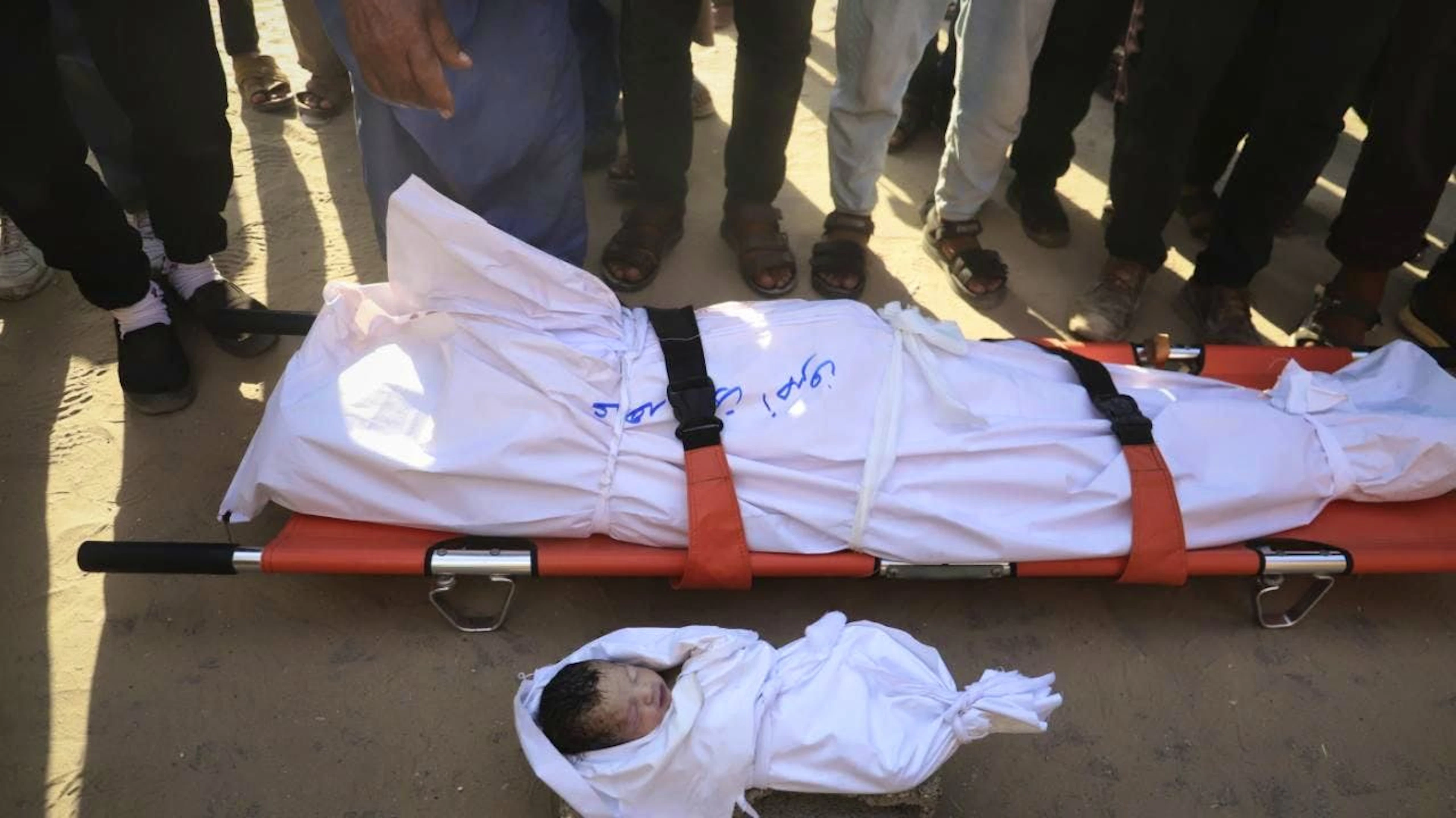 Personnes en deuil devant le corps de Soad Qeshtah, décédée quelques heures après avoir été retirée par césarienne du corps de sa mère, enceinte de sept mois et tuée dans un bombardement israélien nocturne.