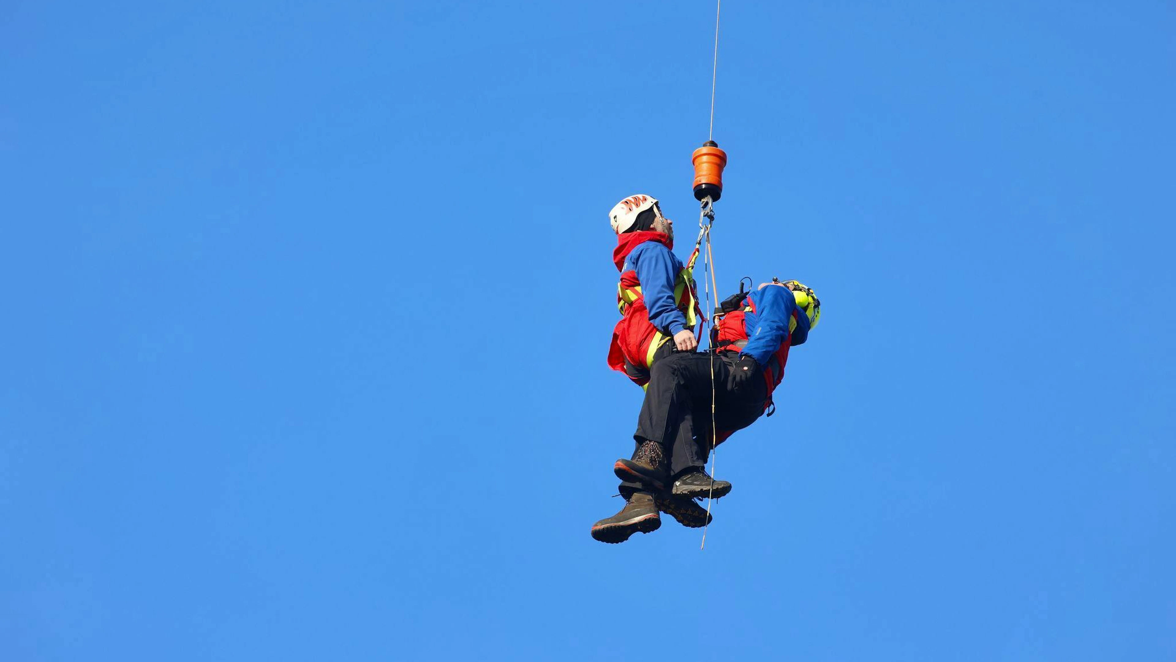 Bei Übungen wird die Rettung per Seilwinde mit dem Helikopter geprobt. (Archivbild) 