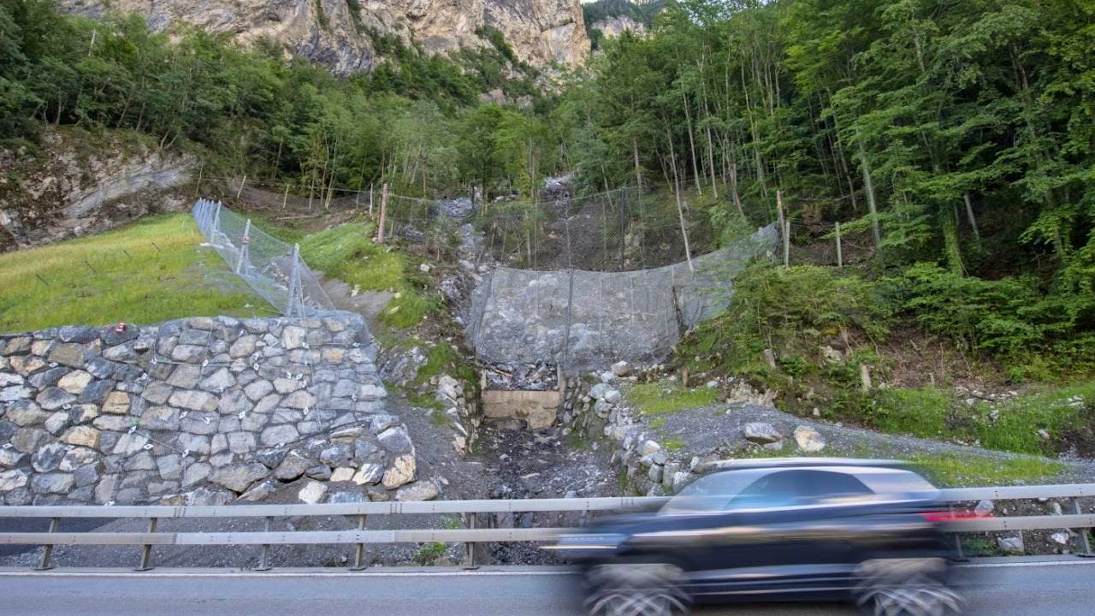 Le reti di protezione lungo l'Axenstrasse sono state in parte danneggiate dalla colata di fango e detriti verificatasi sabato scorso.