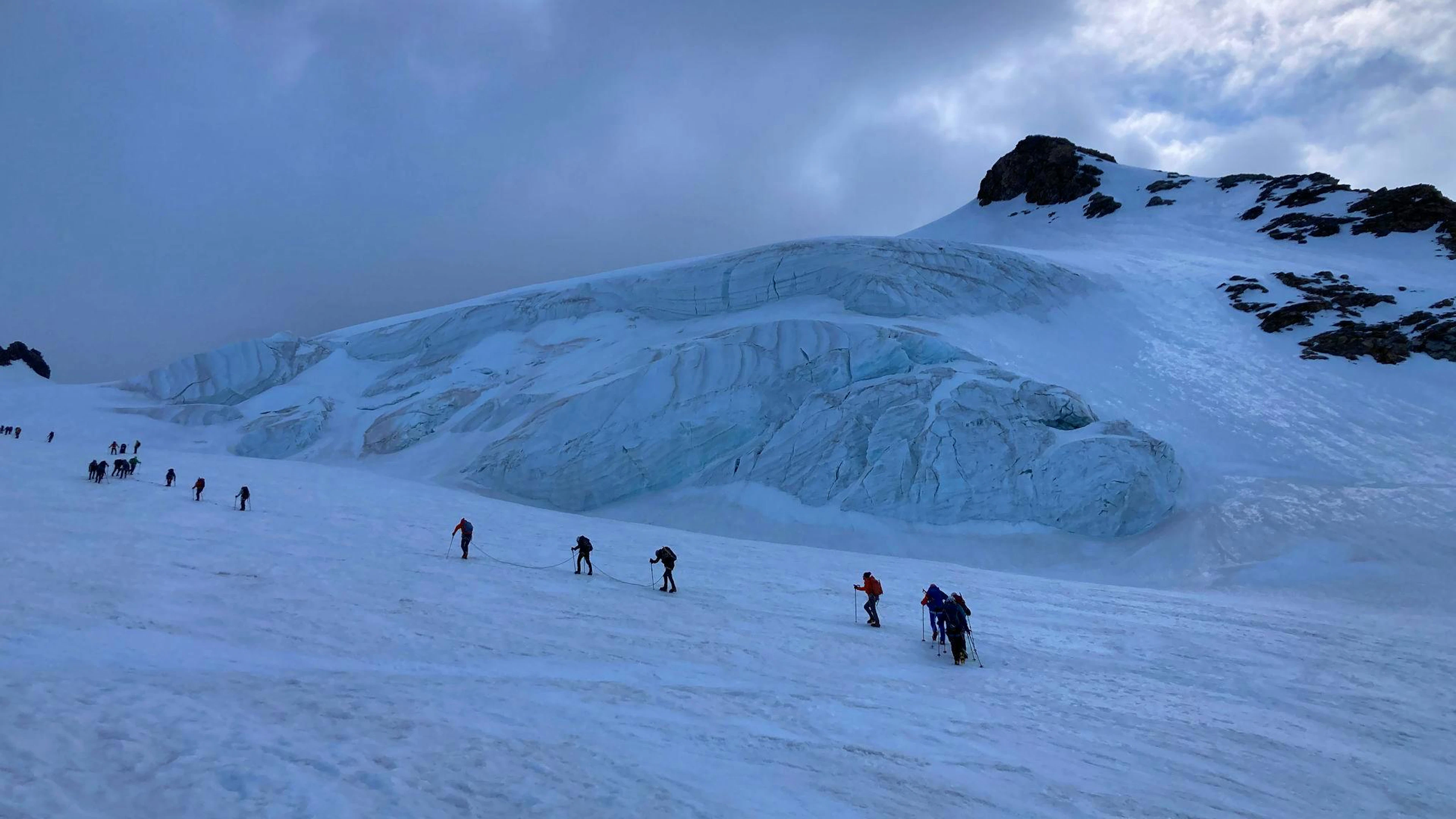 Auf dem Gletscher sind Bergsteiger angeseilt unterwegs - andernfalls drohen gefährliche Stürze in Gletscherspalten.