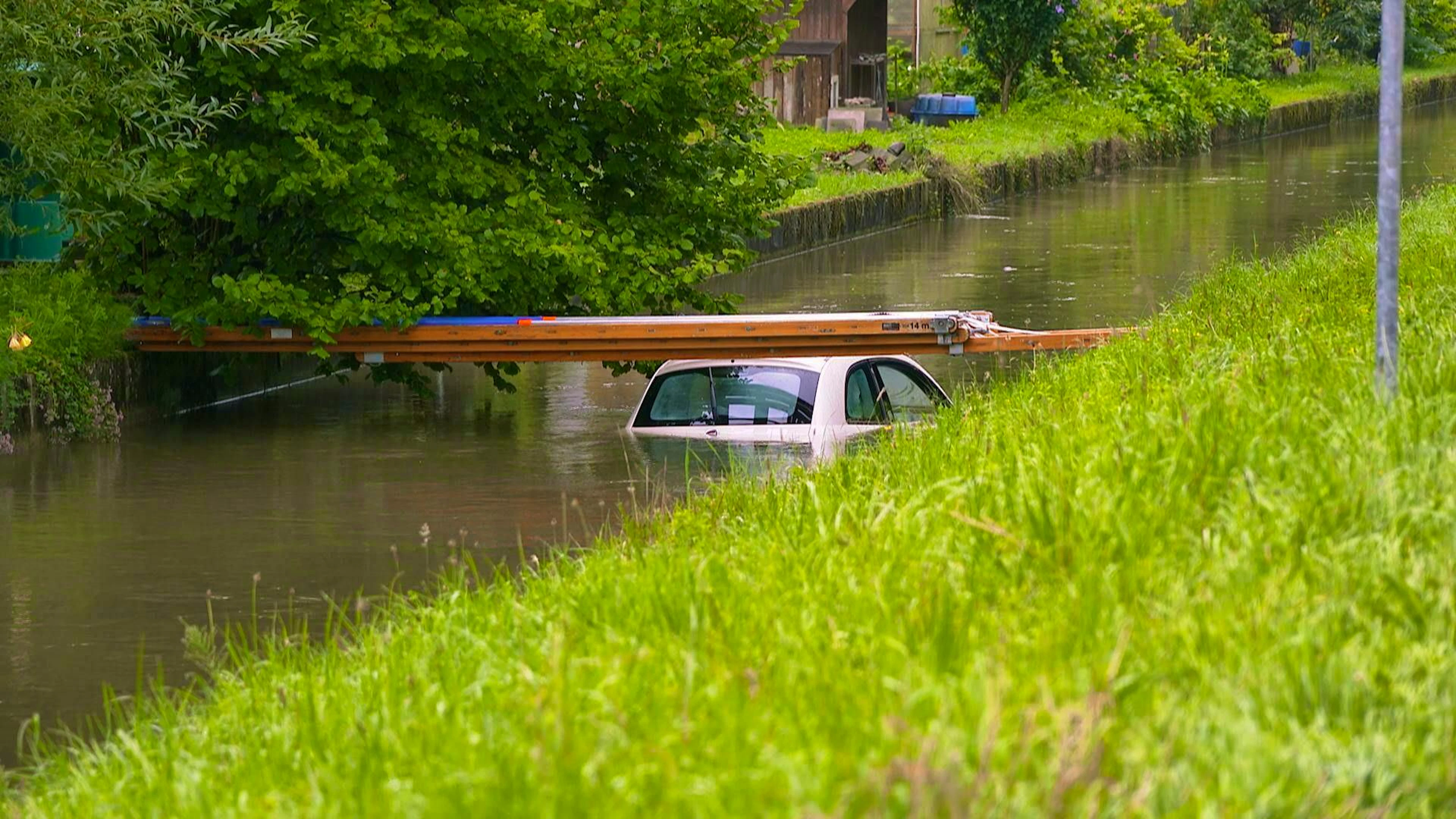 A passer-by discovered a car in a canal on Tuesday morning. 