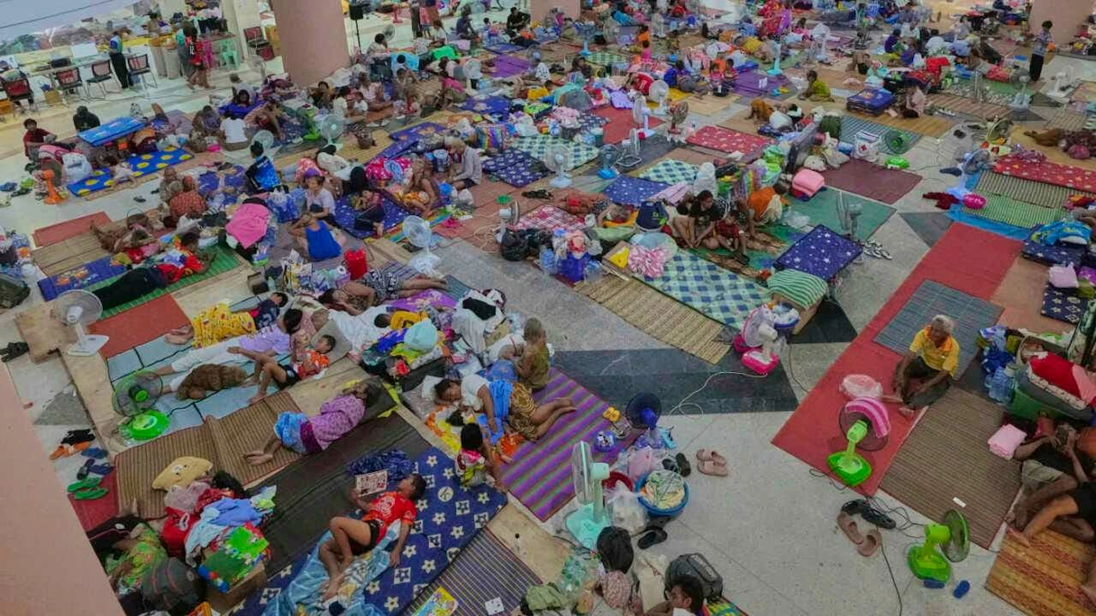 Thailändische Einwohner, die nach den Zusammenstößen zwischen thailändischen und kambodschanischen Soldaten aus ihren Häusern geflohen sind, ruhen sich in einem Evakuierungszentrum in der thailändischen Provinz Surin aus. Foto: Sakchai Lalit/AP/dpa