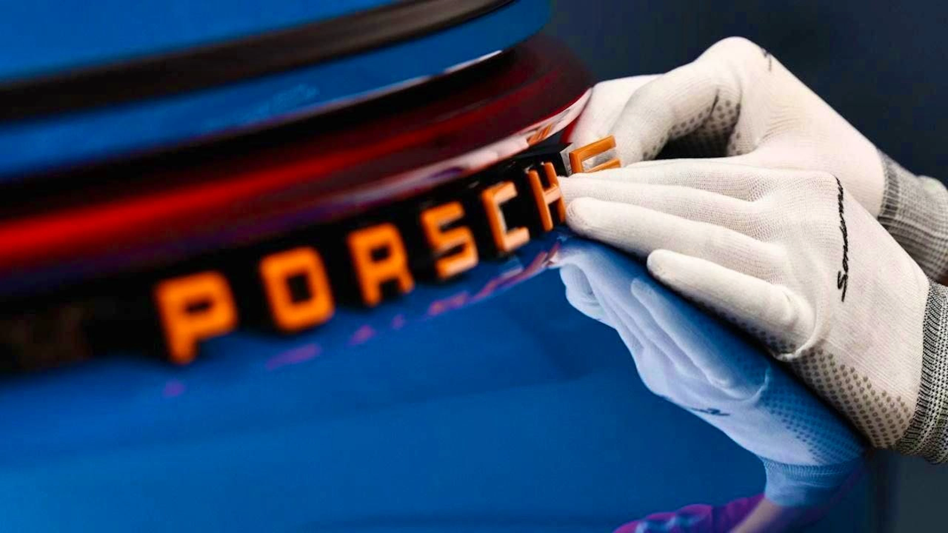 The Porsche logo is no longer displayed as often as it used to be - the German sports car manufacturer is currently struggling with various problems. (symbolic image)