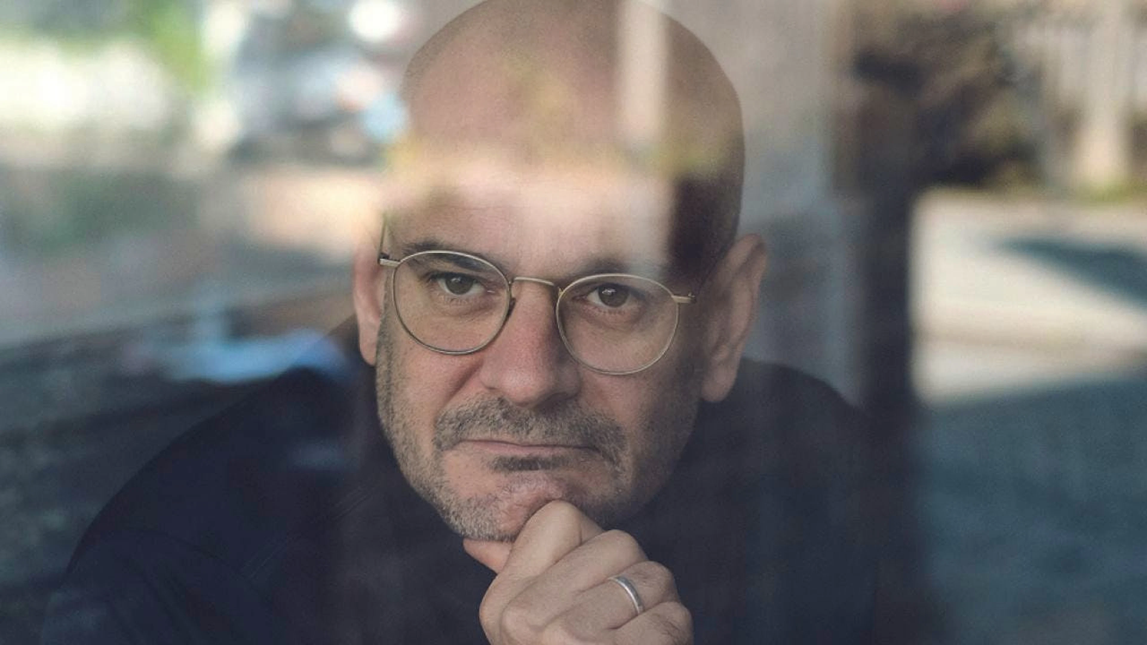 Der Autor Jonas Lüscher wird für seinen Roman "Verzauberte Vorbestimmung" mit dem Spycher: Literaturpreis Leuk 2025 ausgezeichnet. Der Preis ist verbunden mit einem Schreibaufenthalt in Leuk.