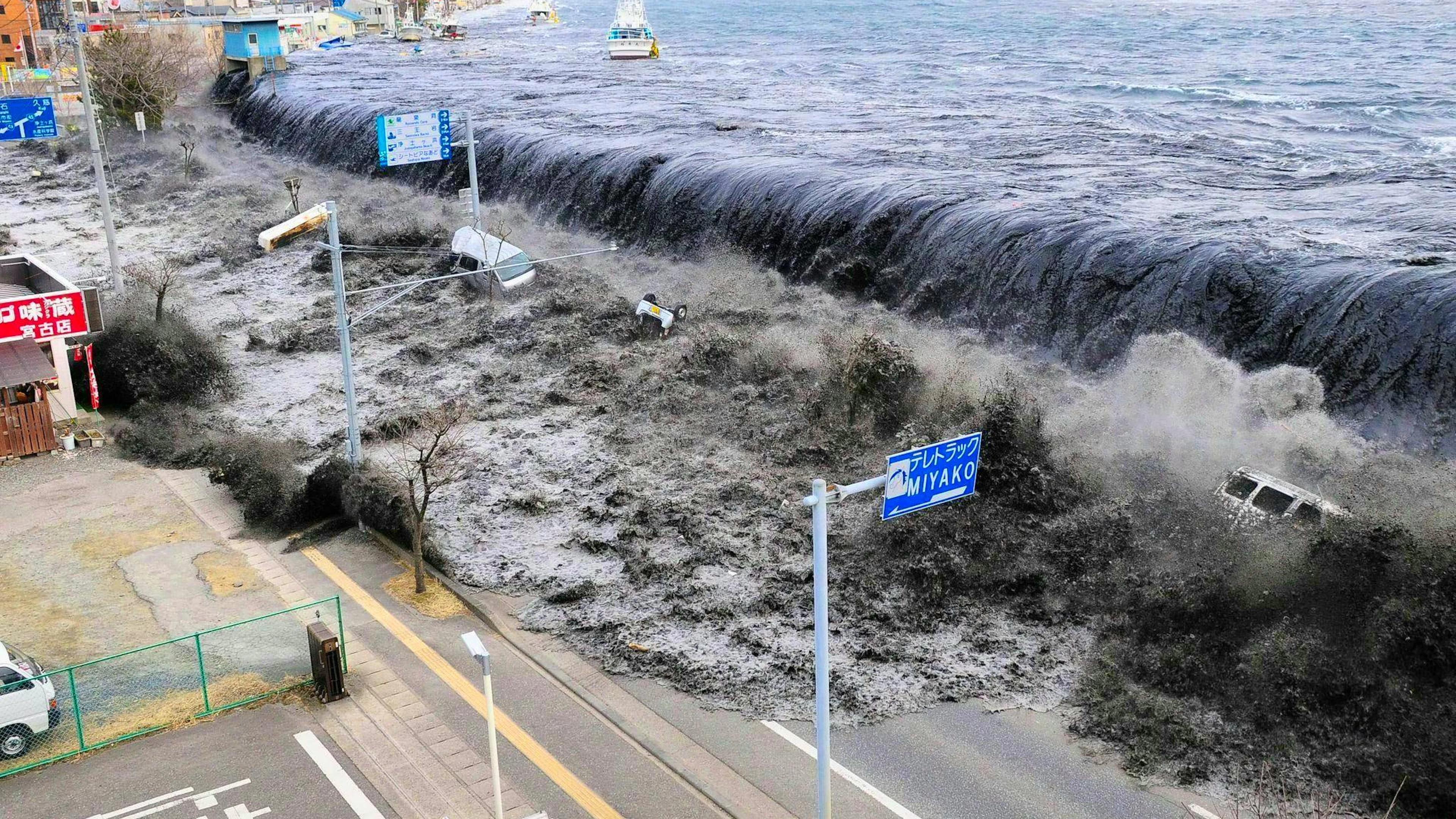 Onde alte un metro hanno sommerso una diga vicino alla foce del fiume Hei dieci anni fa. Dieci anni fa, un terremoto e uno tsunami causarono un incidente disastrofico alla centrale nucleare di Fukushima.